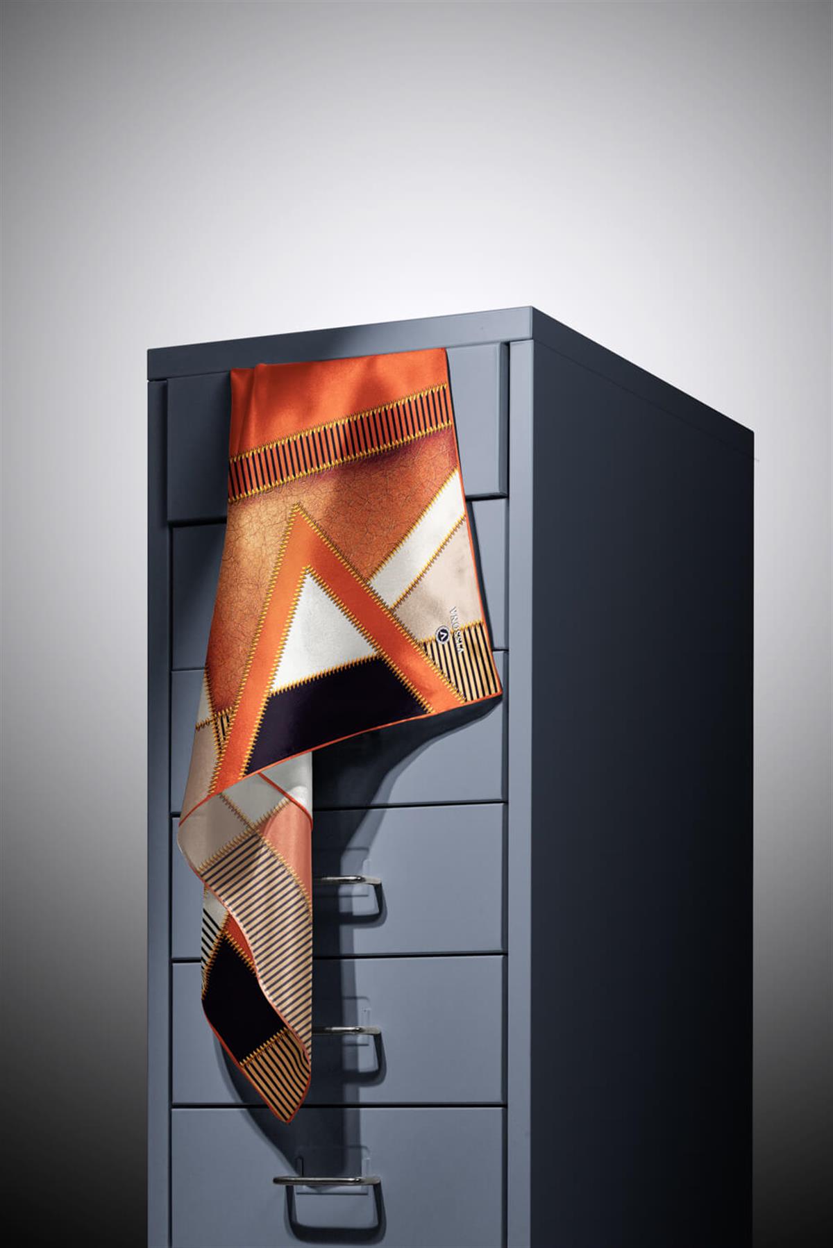 %100 Twill İpek Geometrik Desenli Taba - Siyah Renkli 90x90 Eşarp Dikim Şekli : El Dikişi