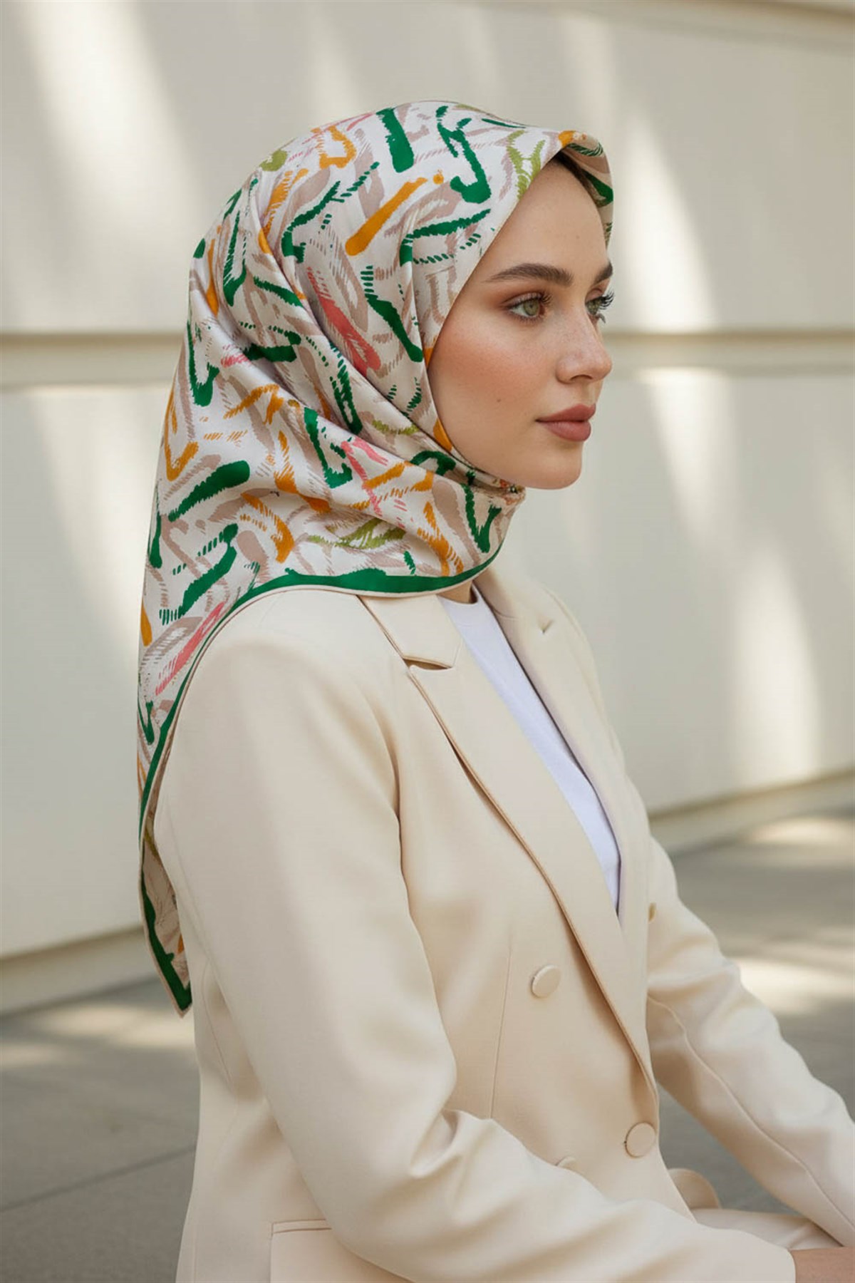 %100 Twill İpek Geometrik Desenli Benetton Yeşili - Sarı Renkli 90x90 Eşarp Dikim Şekli : El Dikişi