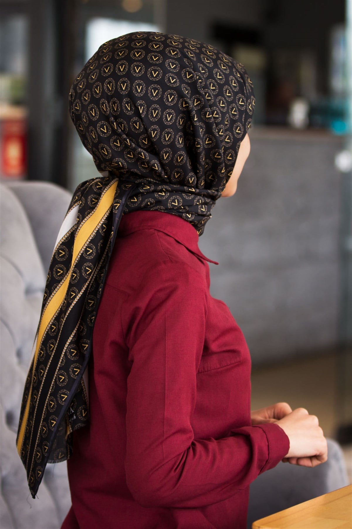 %100 İpek Monogram Desenli Siyah - Gold Renkli 92x210 Şal