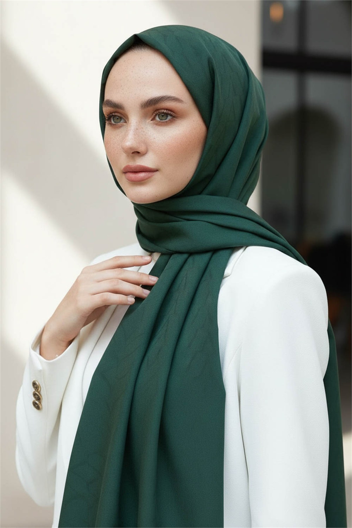 KREP DEGRADELİ MONOGRAM DESENLİ ZÜMRÜT YEŞİLİ RENKLİ 75X195 KIRIŞMAZ ŞAL