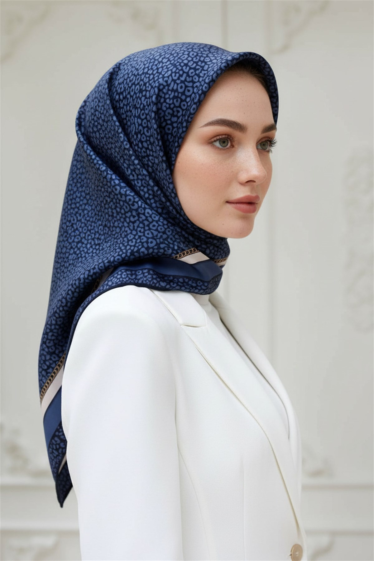 % 57 İPEK % 43 VİSKON Twill İpek Leopar Desenli Lacivert - İndigo Renkli 90x90 Eşarp Dikim Şekli : El Dikişi