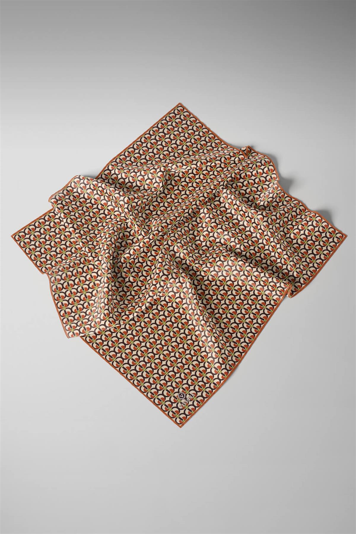 %100 Twill İpek Geometrik Desenli Taba Renkli 90x90 Eşarp Dikim Şekli : El Dikişi