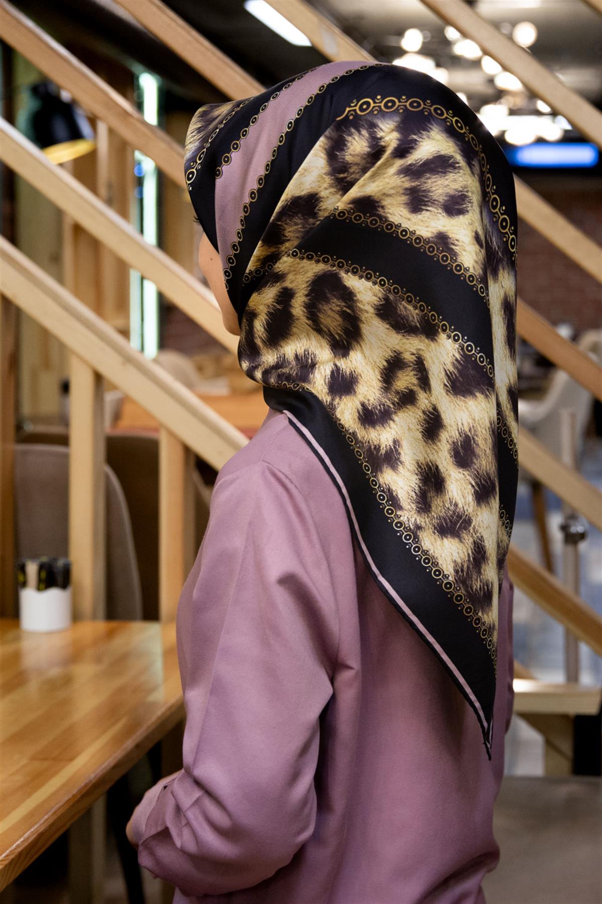 %100 Twill İpek Leopar Desenli Pudra - Siyah Renkli 90x90 Eşarp Dikim Şekli : El Dikişi