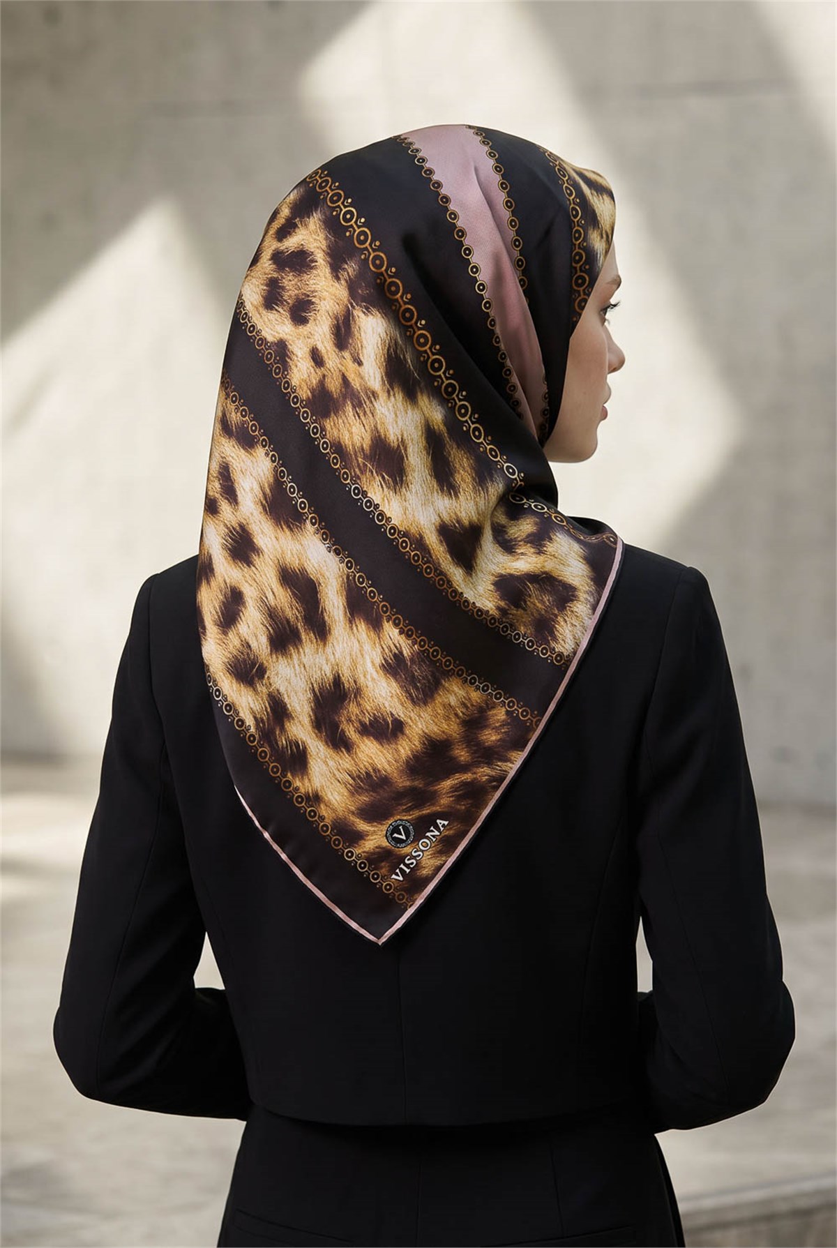 %100 Twill İpek Leopar Desenli Pudra - Siyah Renkli 90x90 Eşarp Dikim Şekli : El Dikişi