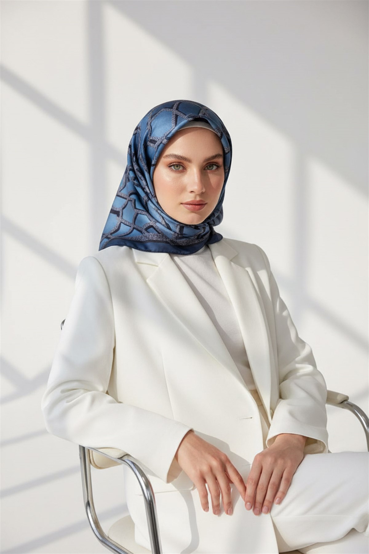 %100 Twill Türk Motifi  Desenli Bebe Mavisi Renkli 90x90 Eşarp Dikim Şekli: El Dikişi