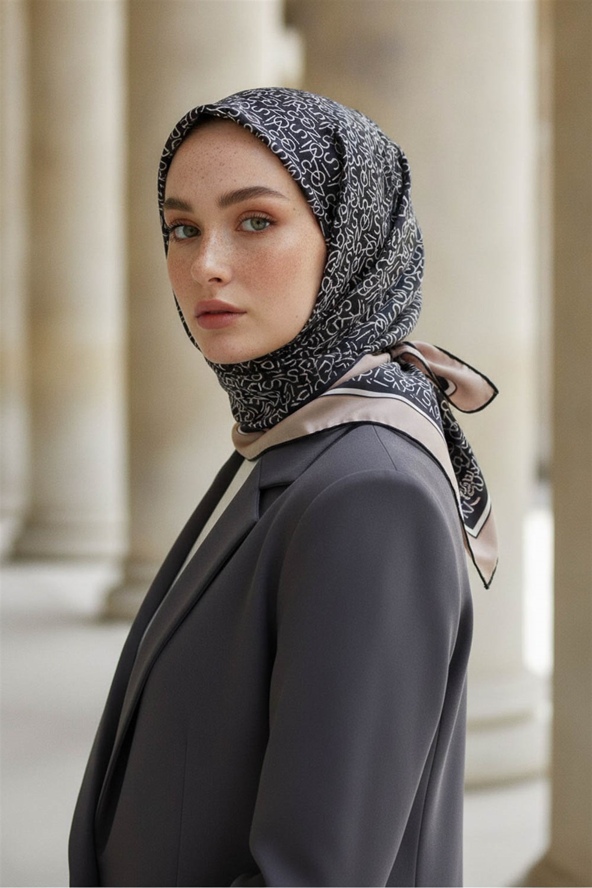 %100 Twill İpek Harf Desenli Siyah - Vizon Renkli 90x90 Eşarp Dikim Şekli : El Dikişi