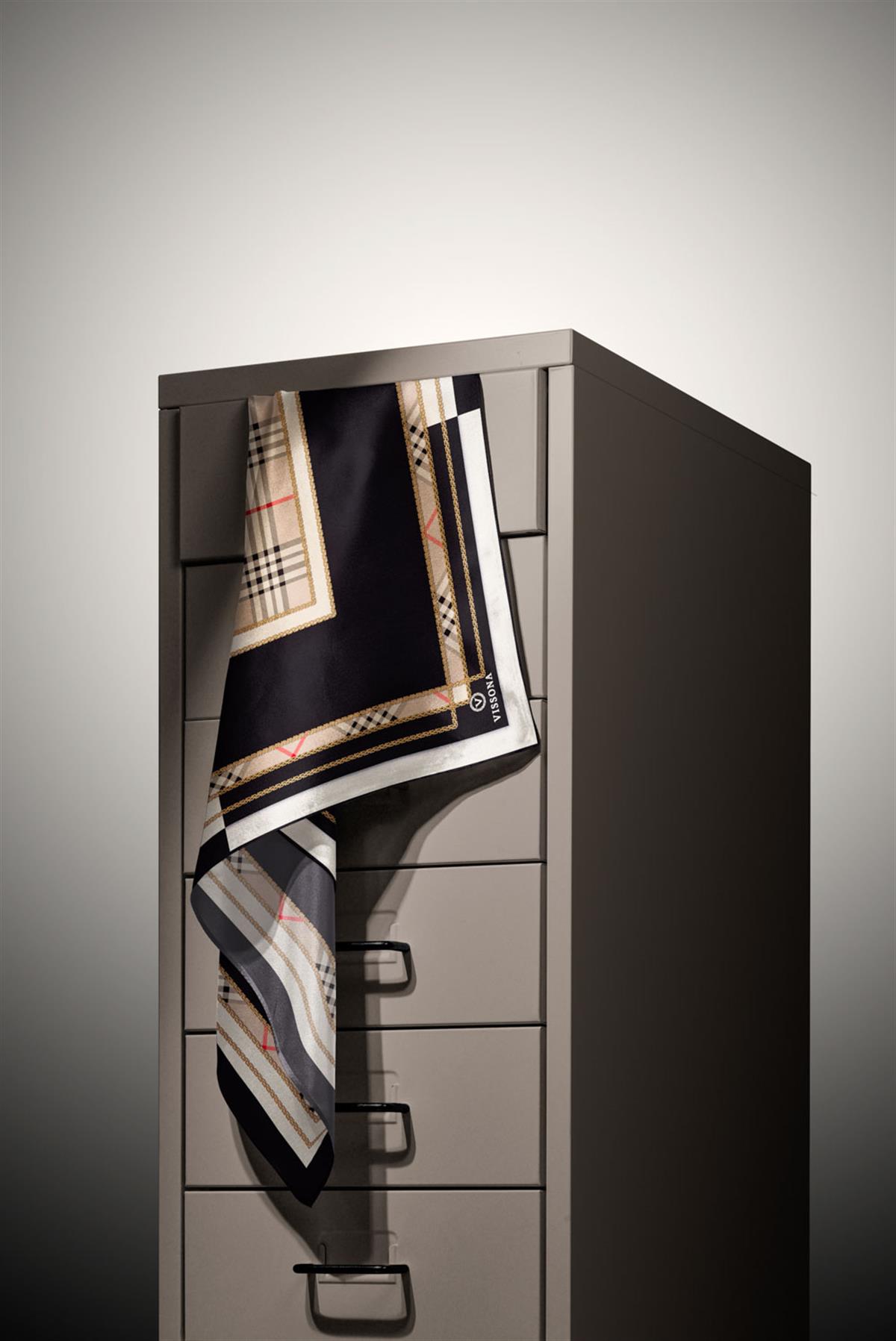 %100 Twill İpek Ekose Desenli Siyah Renkli 90x90 Eşarp Dikim Şekli : El Dikişi