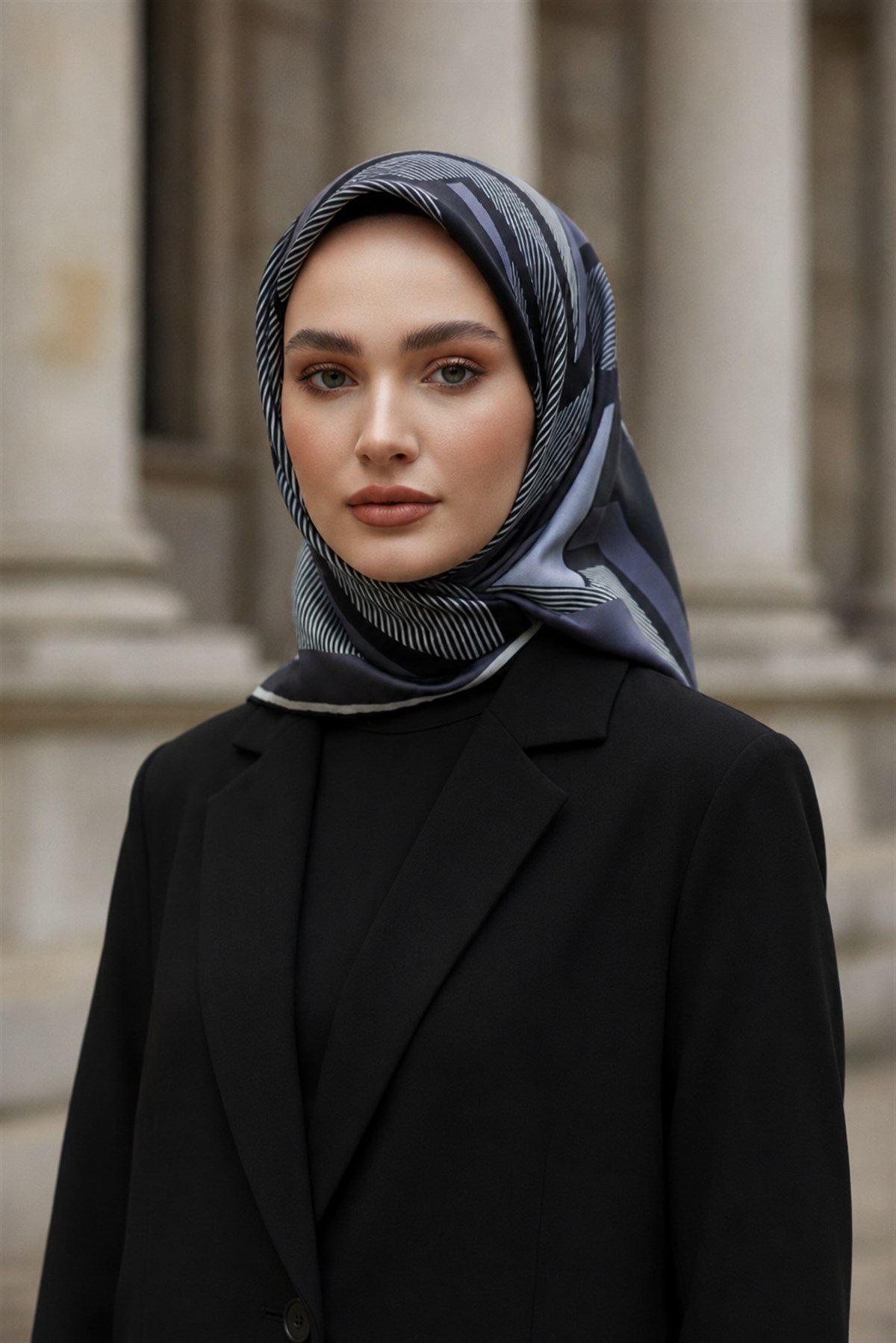 %100 Twill İpek Geometrik Desenli Siyah - Gri Renkli 90x90 Eşarp Dikim Şekli : El Dikişi