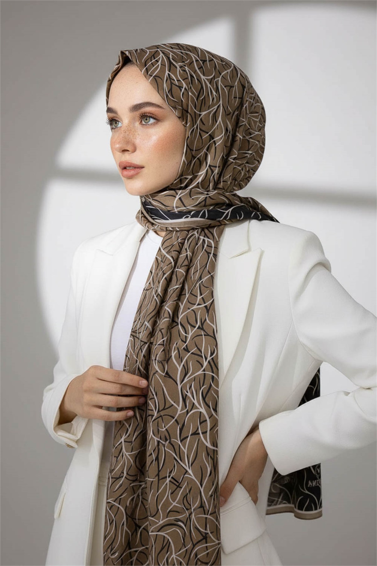 KREP GEOMETRİK DESENLİ BEJ RENKLİ 75X195 KIRIŞMAZ ŞAL