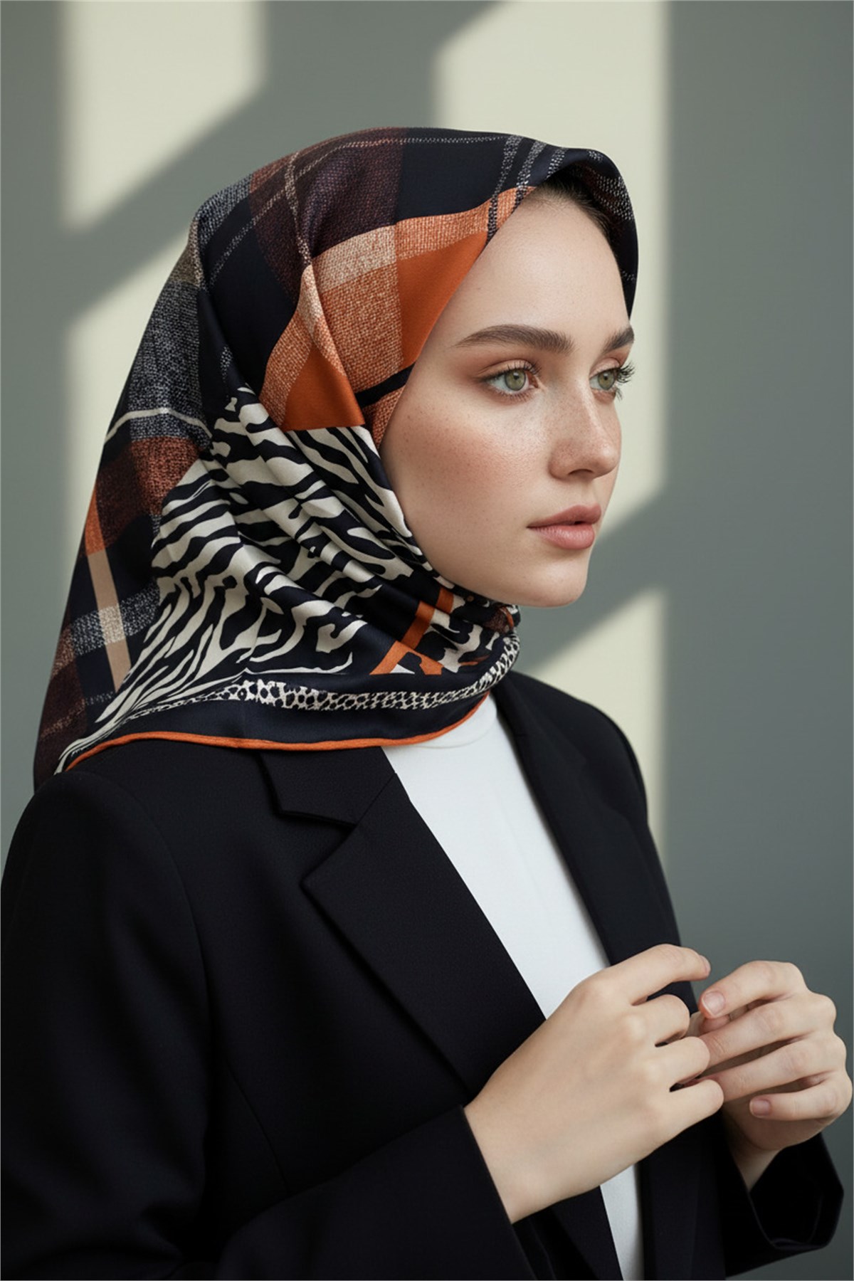 %100 Twill İpek Ekoseli Ve Leopar Desenli Siyah - Taba Renkli 90x90 Eşarp Dikim Şekli : El Dikişi
