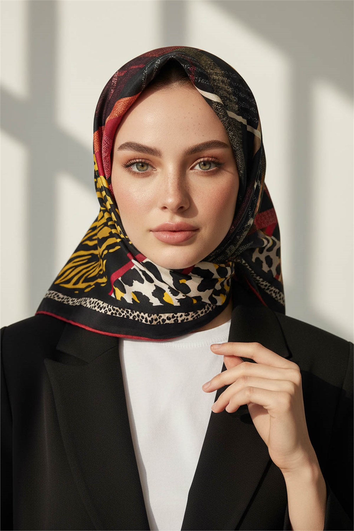 %100 Twill İpek Ekoseli Ve Leopar Desenli Siyah - Bordo Renkli 90x90 Eşarp Dikim Şekli : El Dikişi