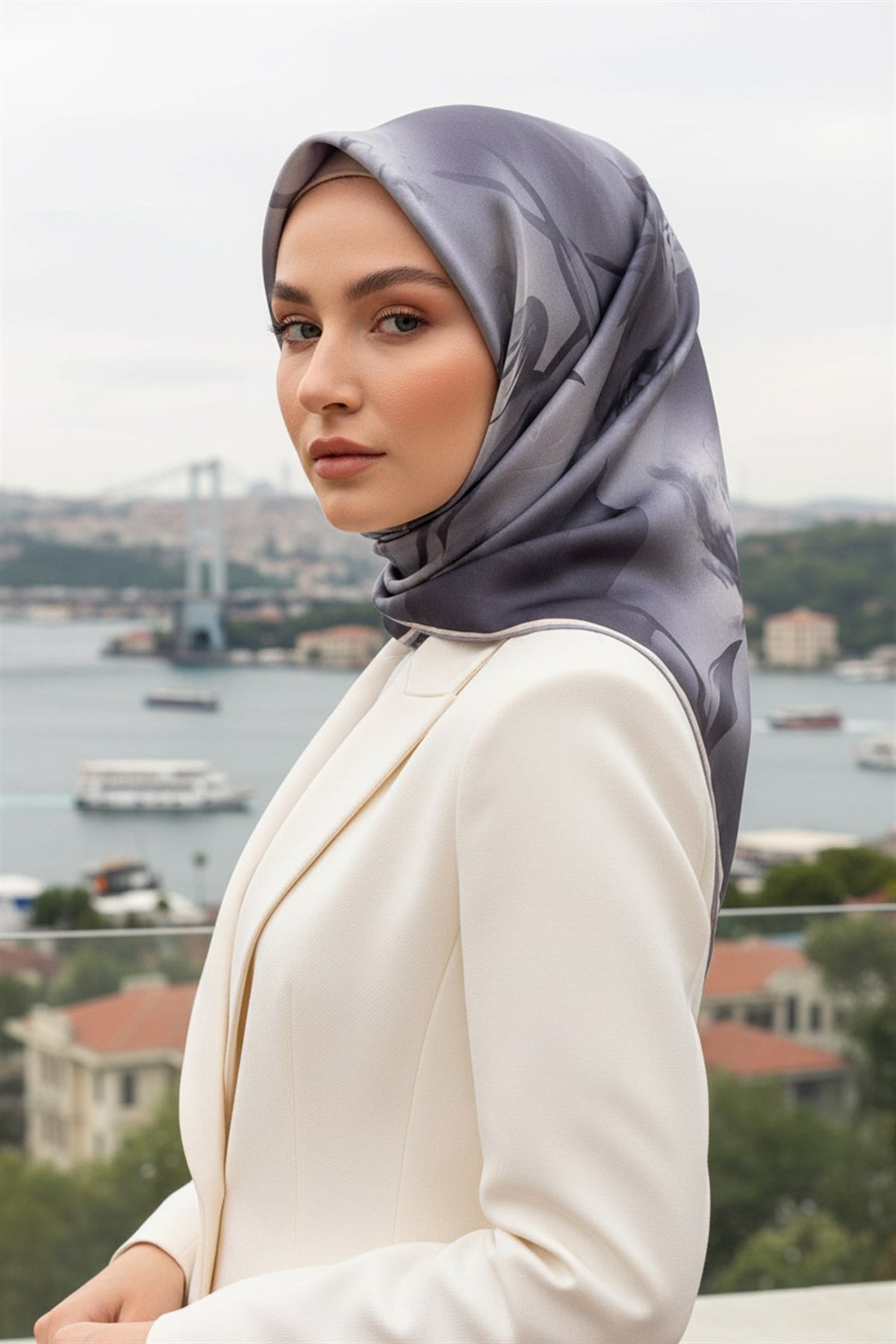 100% Twill İpek Çiçek Desenli Gümüş Renkli 90x90 Dikim Şekli : El Dikişi Eşarp