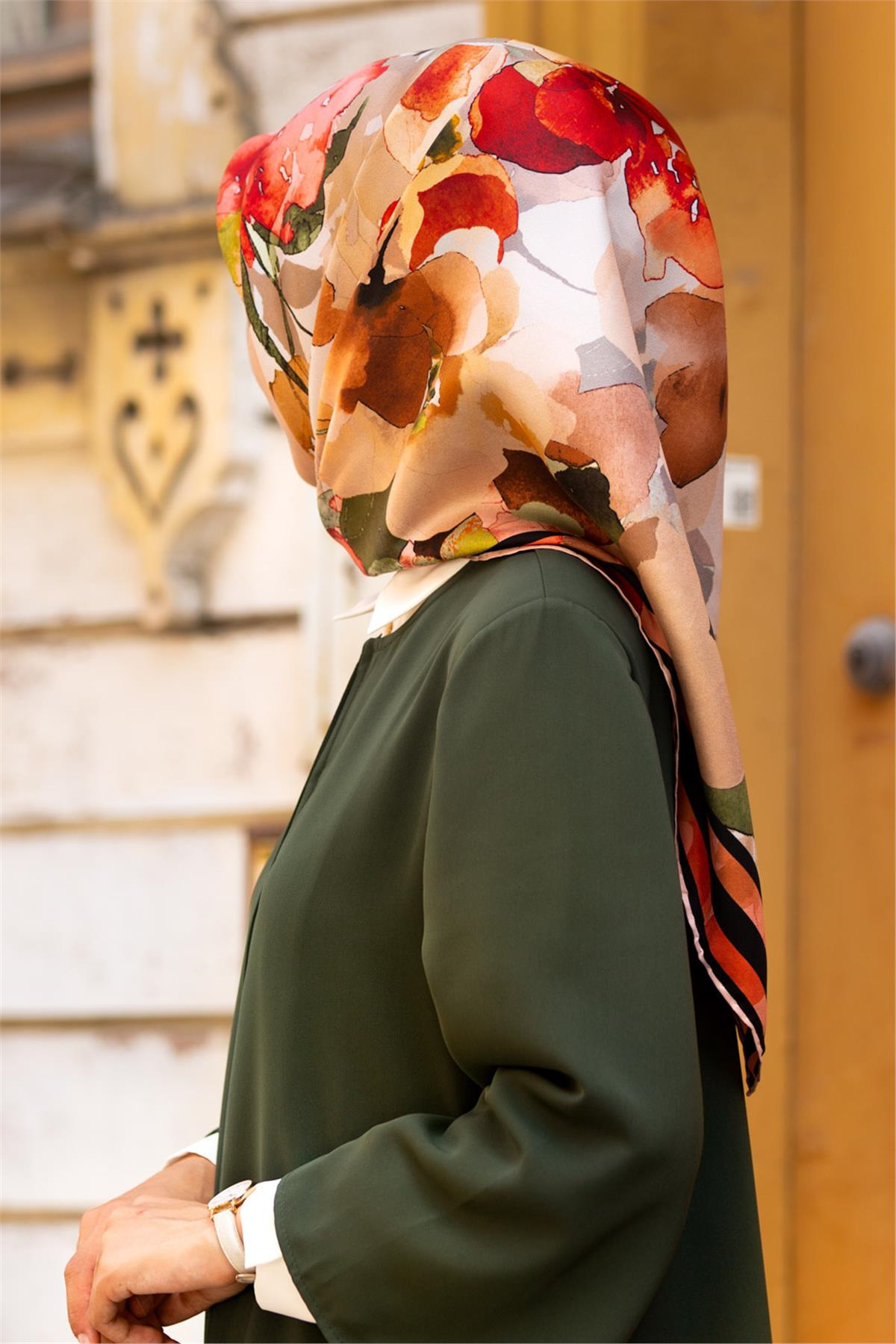 % 57 İPEK % 43 VİSKON Twill İpek Sulu Boyalı Çiçek Desenli Kırmızı - Vizon Renkli 90x90 Eşarp Dikim Şekli : El Dikişi