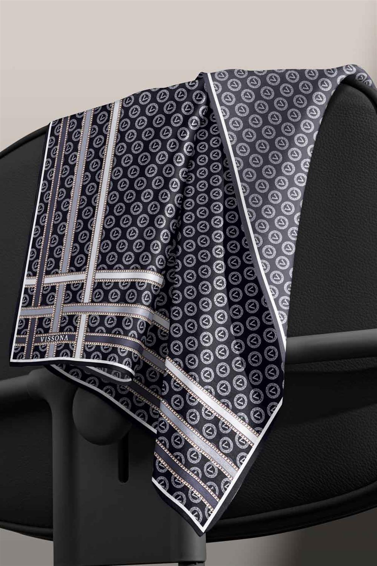 %100 Twill İpek Monogram Desenli Siyah - Gri Renkli 90x90 Eşarp Dikim Şekli : El Dikişi