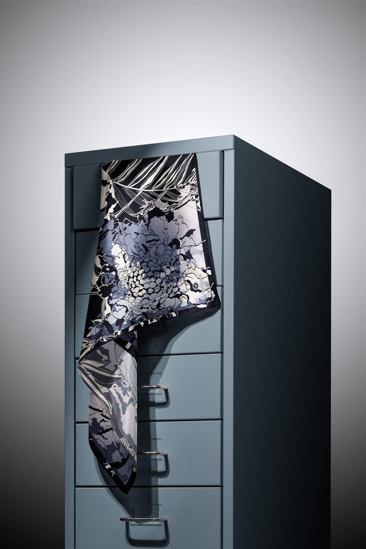 %100 Twill İpek Yaprak Desenli Gri - Siyah Renkli 90x90 Eşarp Dikim Şekli : El Dikişi