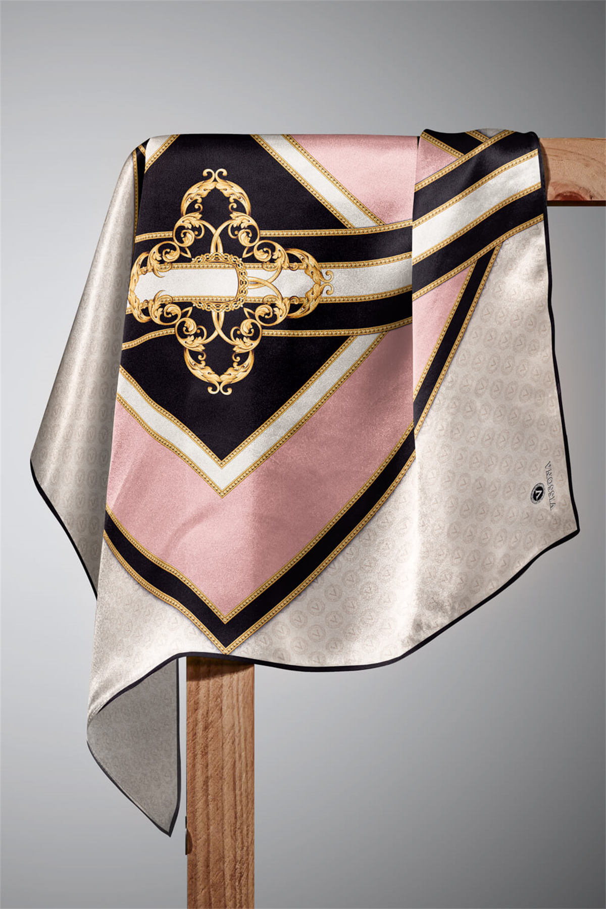 %100 Twill İpek Monogram ve Barok Desenli Pudra - Krem Renkli 90x90 Eşarp Dikim Şekli : El Dikişi