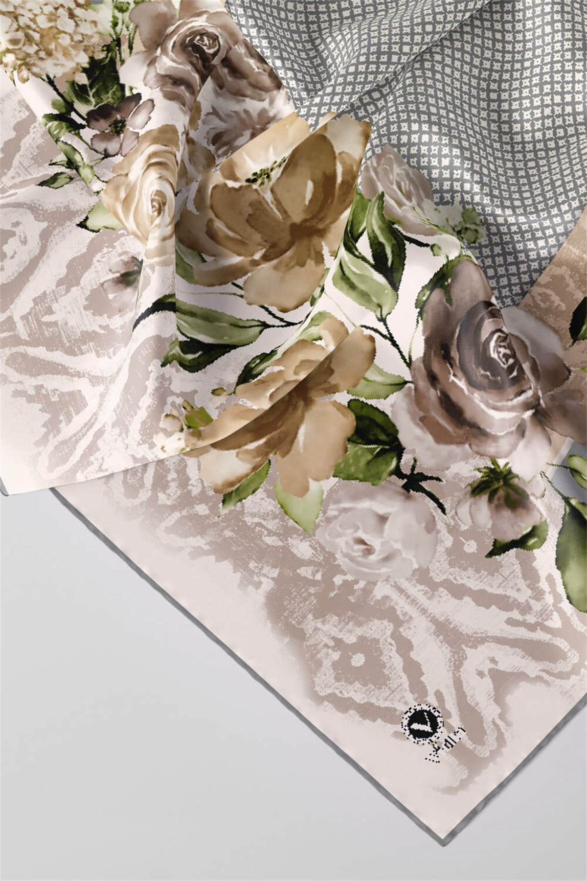 Twill Çiçek Desenli Gri Renkli 90x90 Eşarp (İpek İçermez) Kenar Dikiş Şekli El Dikişli