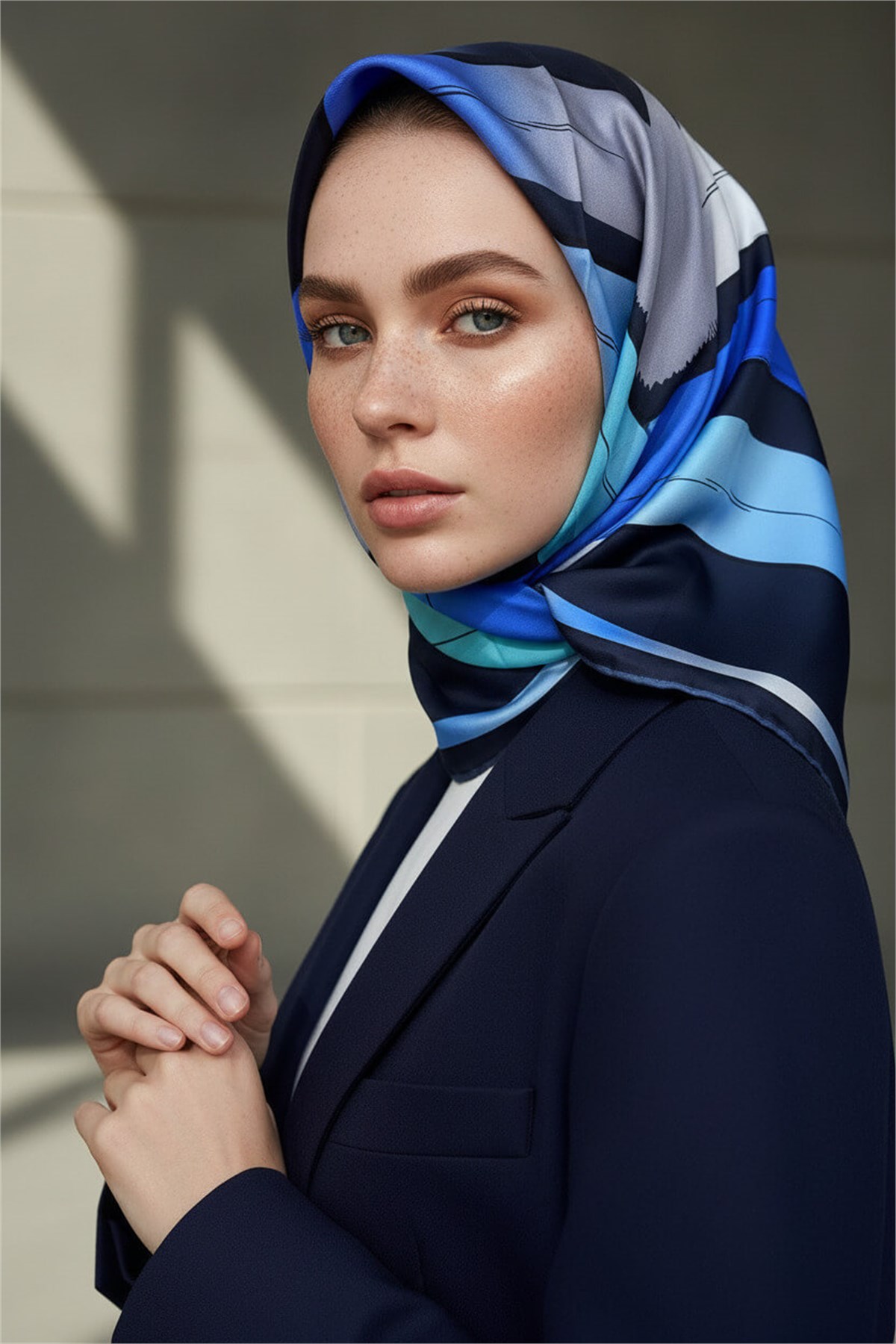%100 Twill İpek Geometrik Fırça İzi Desenli Lacivert - Saks Renkli 90x90 Eşarp Dikim Şekli : El Dikişi