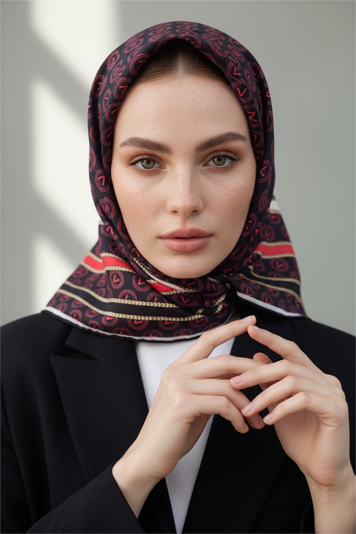 %100 Twill İpek Monogram Desenli Siyah - Bordo Renkli 90x90 Eşarp Dikim Şekli : El Dikişi