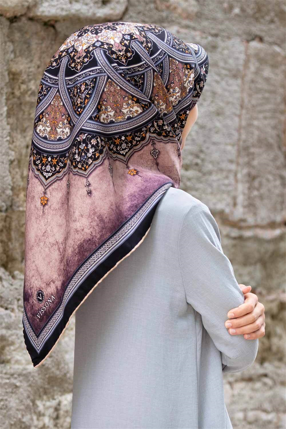 % 57 İPEK % 43 VİSKON Twill İpek Şal Desenli Pudra - Siyah Renkli 90x90 Eşarp Dikim Şekli : El Dikişi