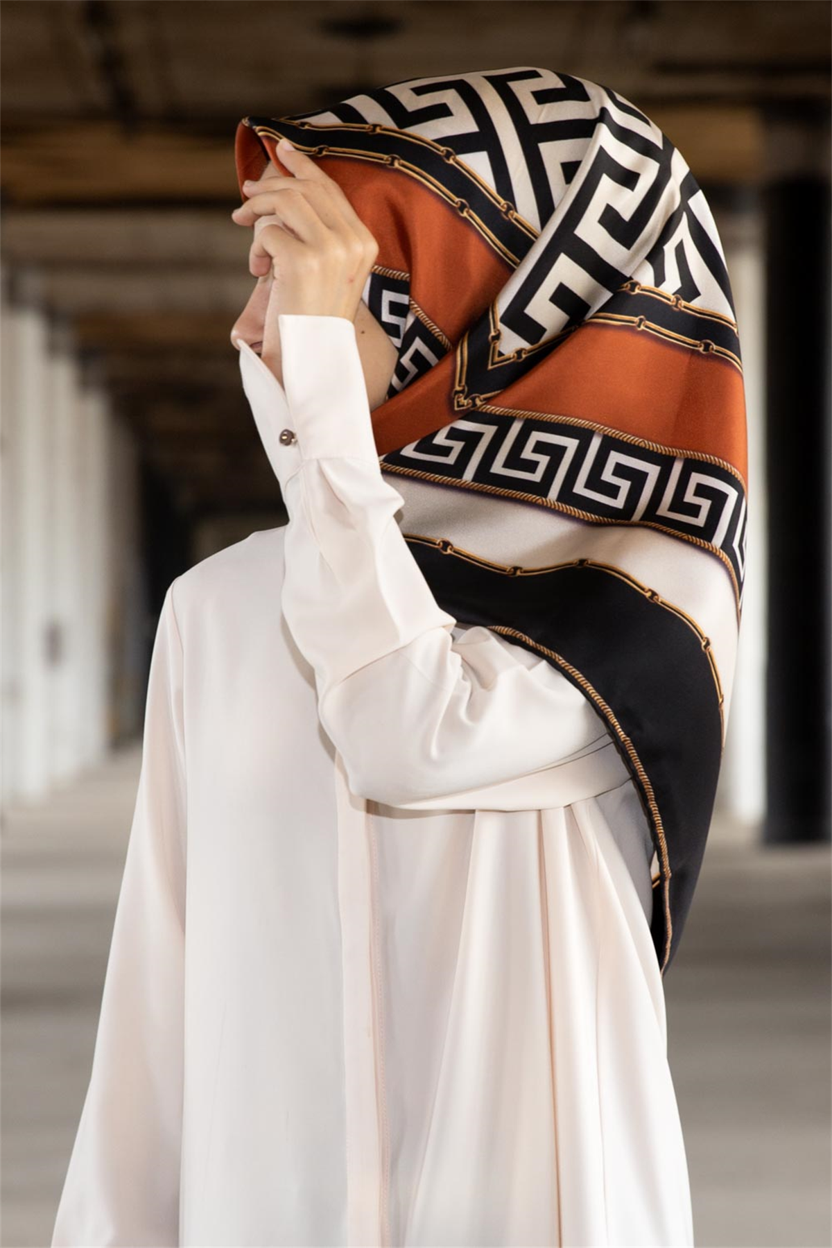 % 57 İPEK % 43 VİSKON Twill İpek Labirent Ve Geometrik Desenli Taba - Siyah Renkli 90x90 Eşarp Dikim Şekli : El Dikişi