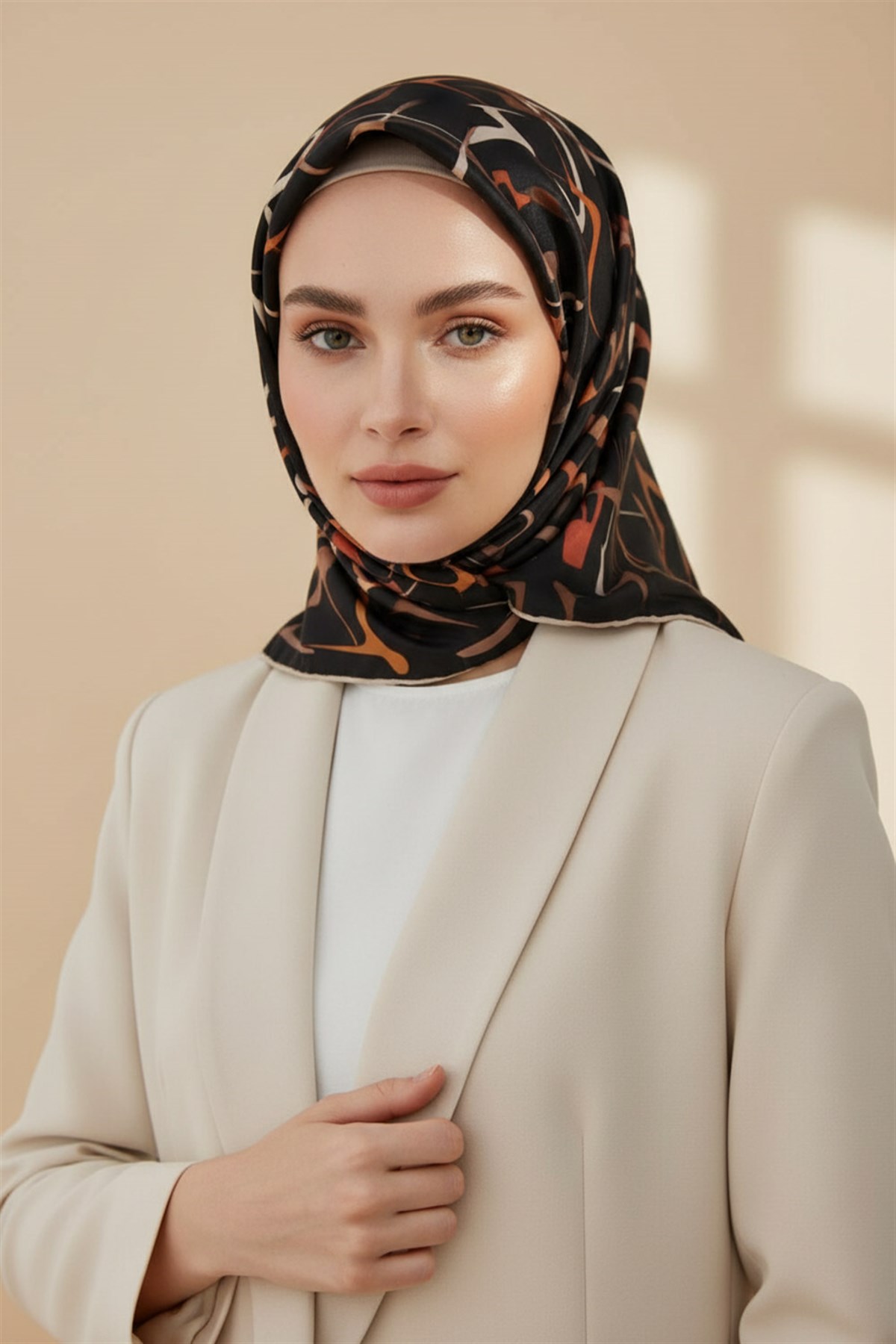 %100 Twill İpek Soyut Geometrik Desenli Taba - Sütlü Kahve Renkli 90x90 Eşarp Dikim Şekli : El Dikişi