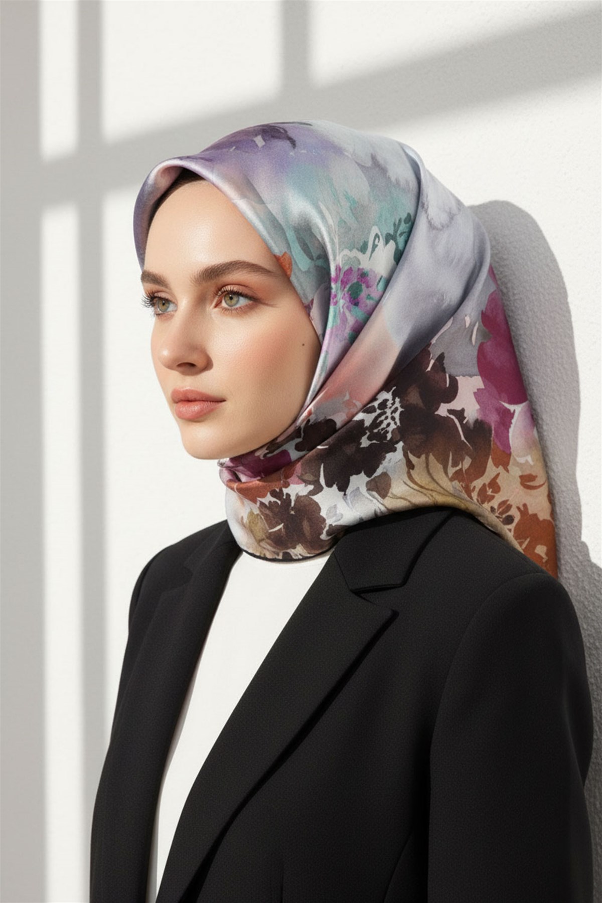 %100 Twill İpek Çiçek  Desenli Siyah - Mürdüm Renkli 90x90 Eşarp Dikim Şekli : El Dikişi