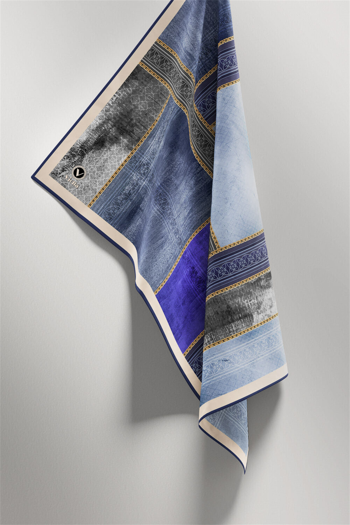 Twill Dokulu Ve Geometrik Desenli Saks Renkli 90x90 Eşarp (İpek İçermez) Dikim Şekli : El Dikişi