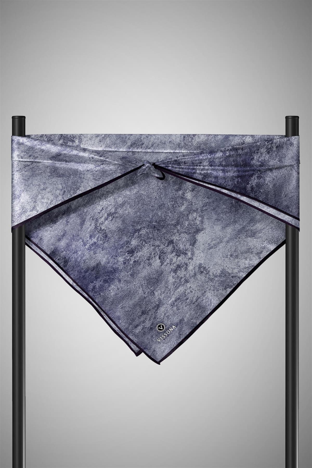 % 57 İPEK % 43 VİSKON Twill İpek Doku Desenli Gümüş Renkli 90x90 Eşarp Dikim Şekli : El Dikişi