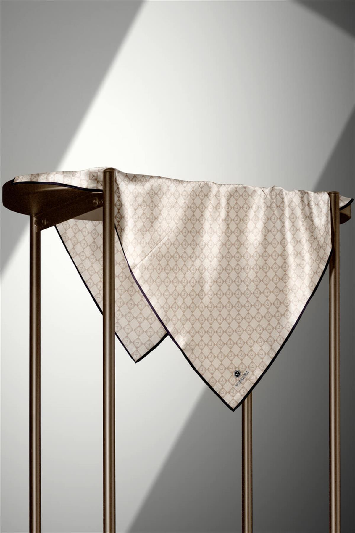 %100 Twill İpek Monogram Desenli Krem - Siyah Renkli 90x90 Eşarp Dikim Şekli : El Dikişi