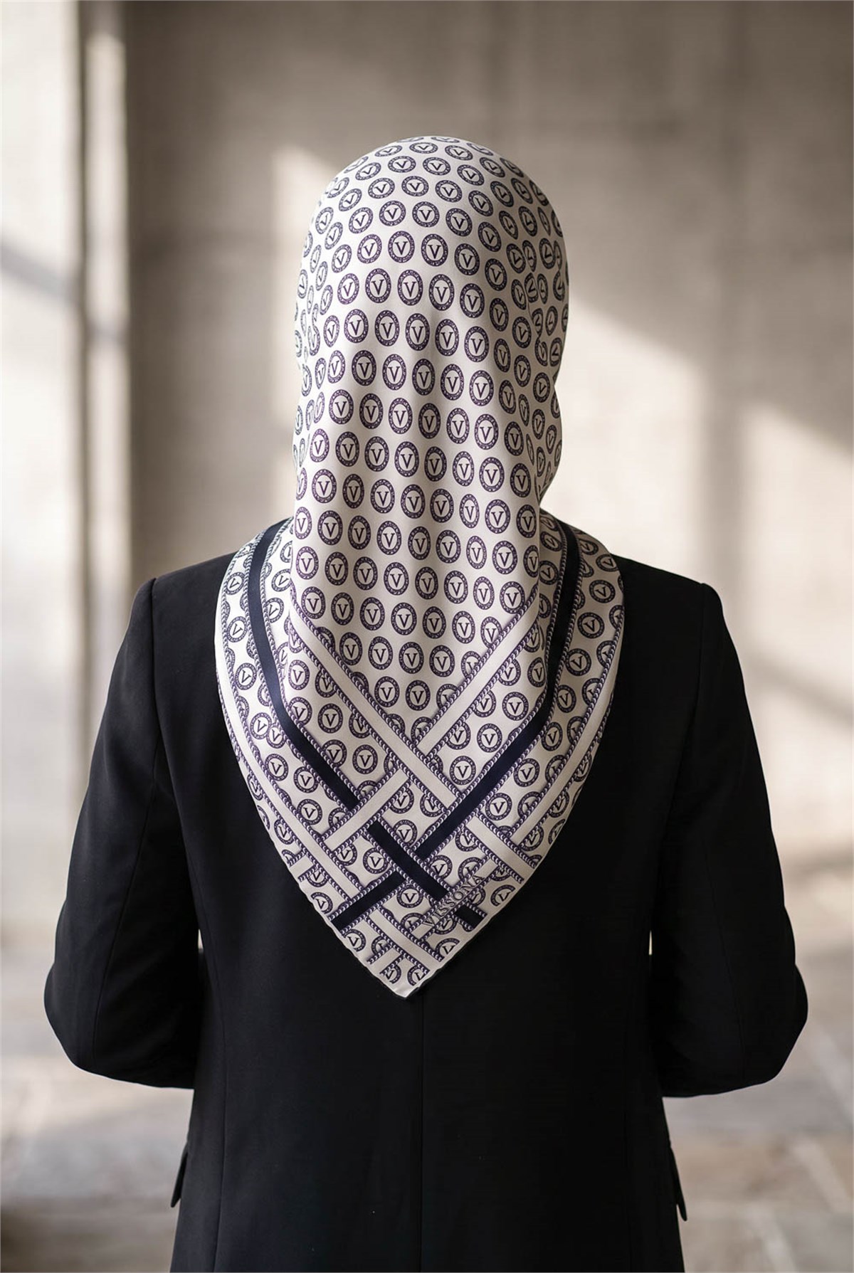 %100 Twill İpek Monogram Desenli Krem - Siyah Renkli 90x90 Eşarp Dikim Şekli : El Dikişi