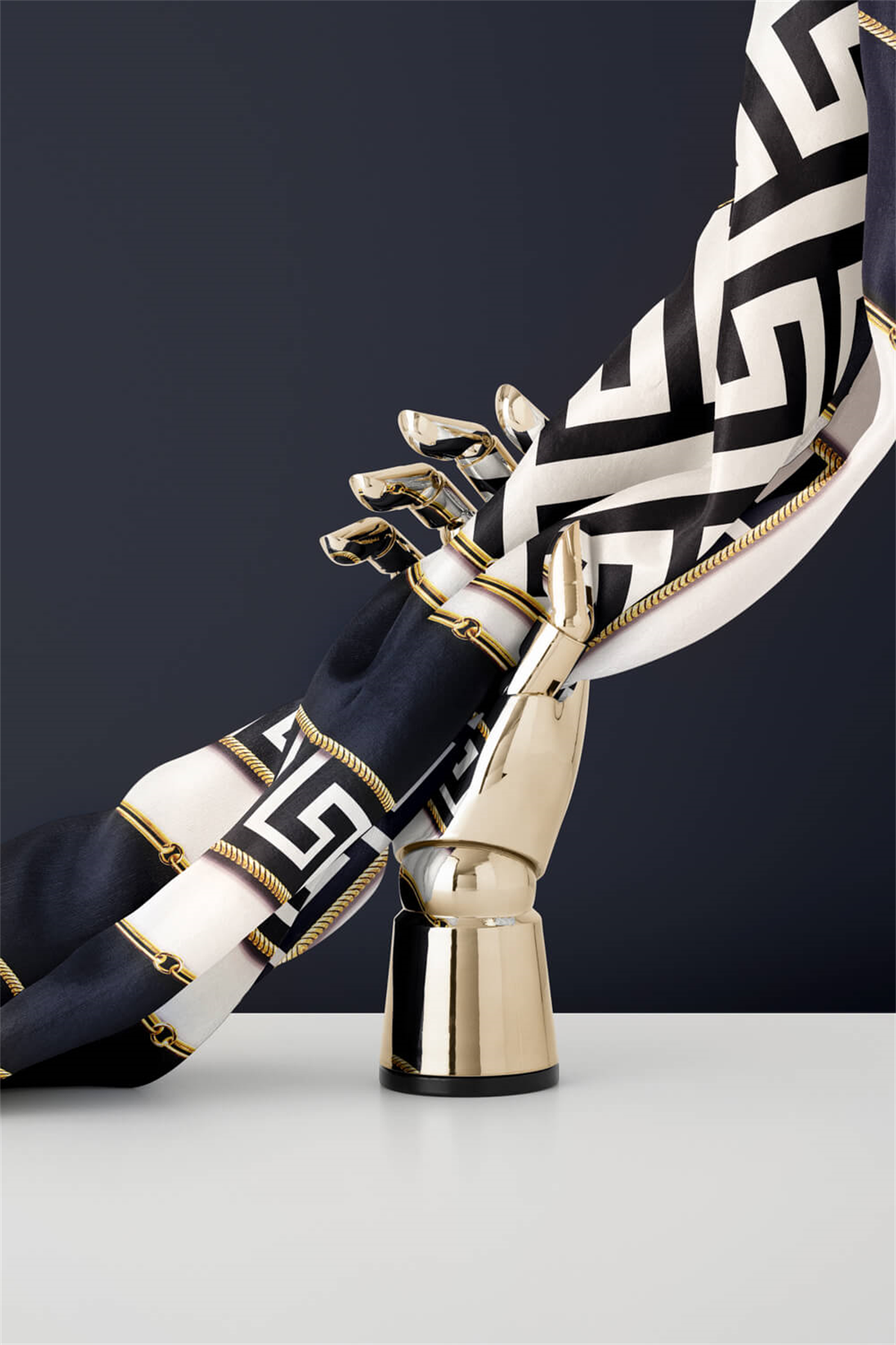 %100 Twill İpek Labirent Ve Geometrik Desenli Lacivert - Krem Renkli 90x90 Eşarp Dikim Şekli : El Dikişi