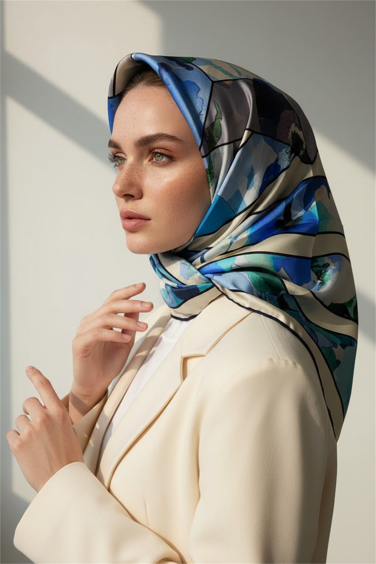 %100 Twill İpek Bahar Çiçekleri Desenli Bebe Mavisi - İndigo Renkli 90x90 Eşarp Kenar Dikiş Şekli El Dikişli