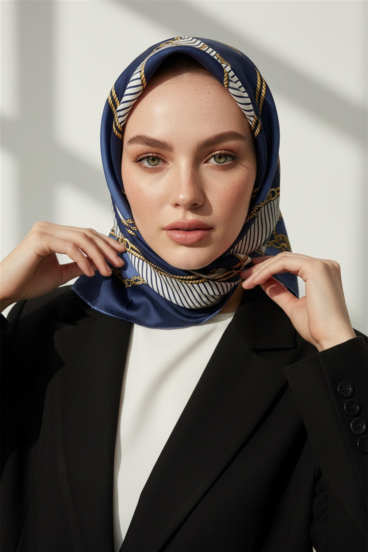 %100 Twill İpek Zincir Detaylı Geometrik Desenli Lacivert - İndigo Renkli 90x90 Eşarp Dikim Şekli : El Dikişi