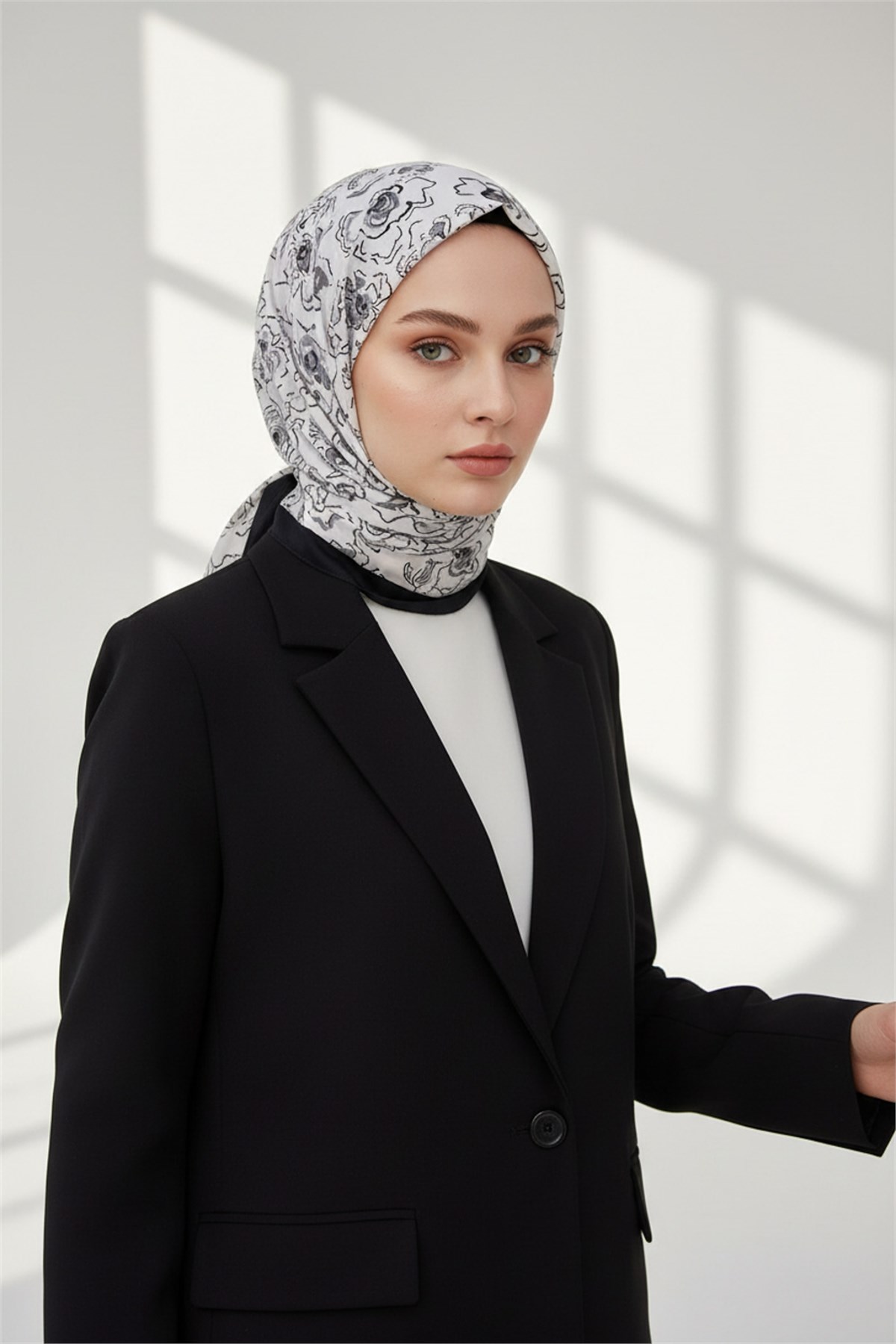 KREP ÇİÇEKLİ GÜMÜŞ - GRİ RENKLİ 75X195 KIRIŞMAZ ŞAL