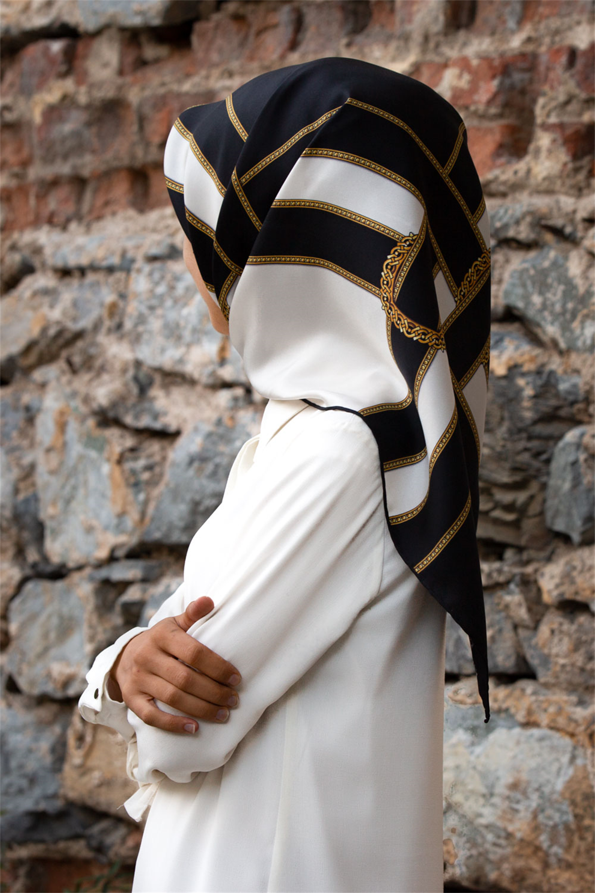 % 57 İPEK % 43 VİSKON Twill İpek Geometrik Desenli Siyah - Krem Renkli 90x90 Eşarp Dikim Şekli : El Dikişi