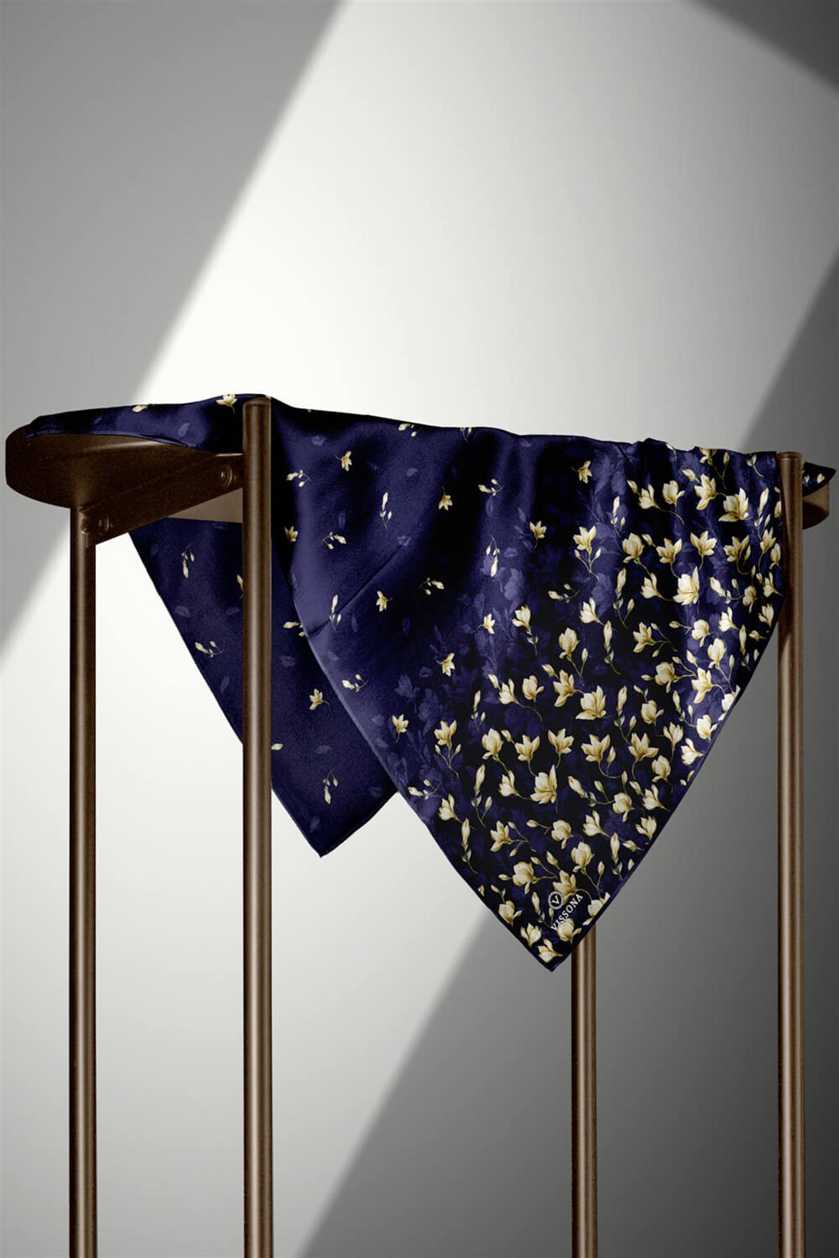 %100 Twill İpek Çiçek Desenli Lacivert Renkli 90x90 Eşarp Dikim Şekli : El Dikişi