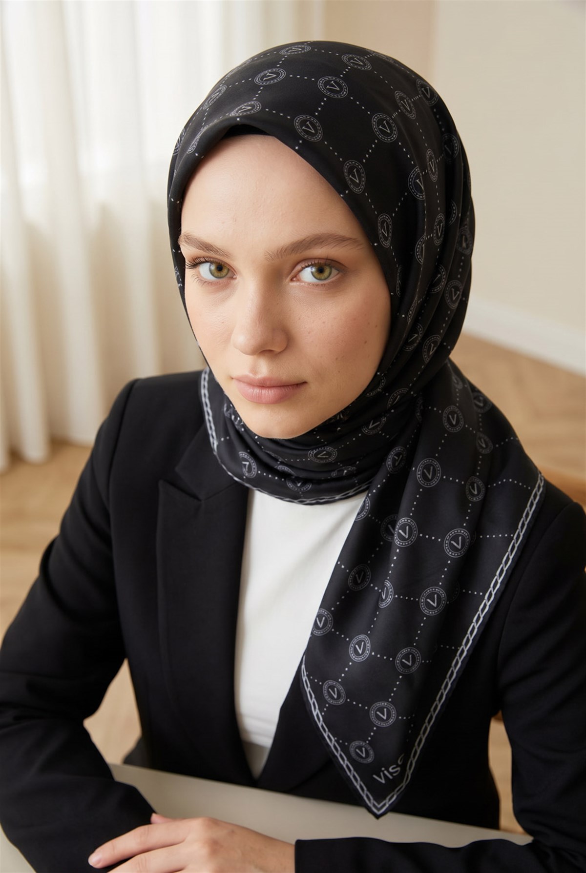 %100 Twill İpek Monogram Desenli Siyah - Gri Renkli 90x90 Eşarp Dikim Şekli : El Dikişi