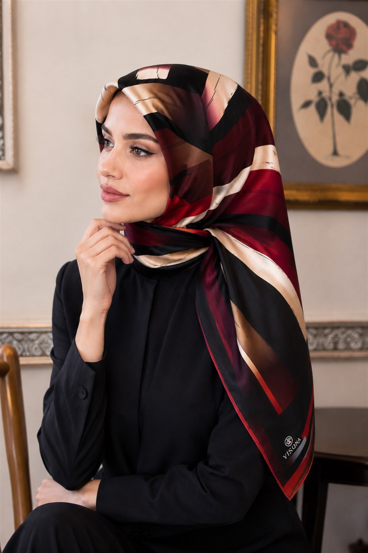 %57 İPEK %43 VİSKON Twill İpek Geometrik Fırça İzi Desenli Siyah - Bordo Renkli 90x90 Eşarp Dikim Şekli : El Dikişi