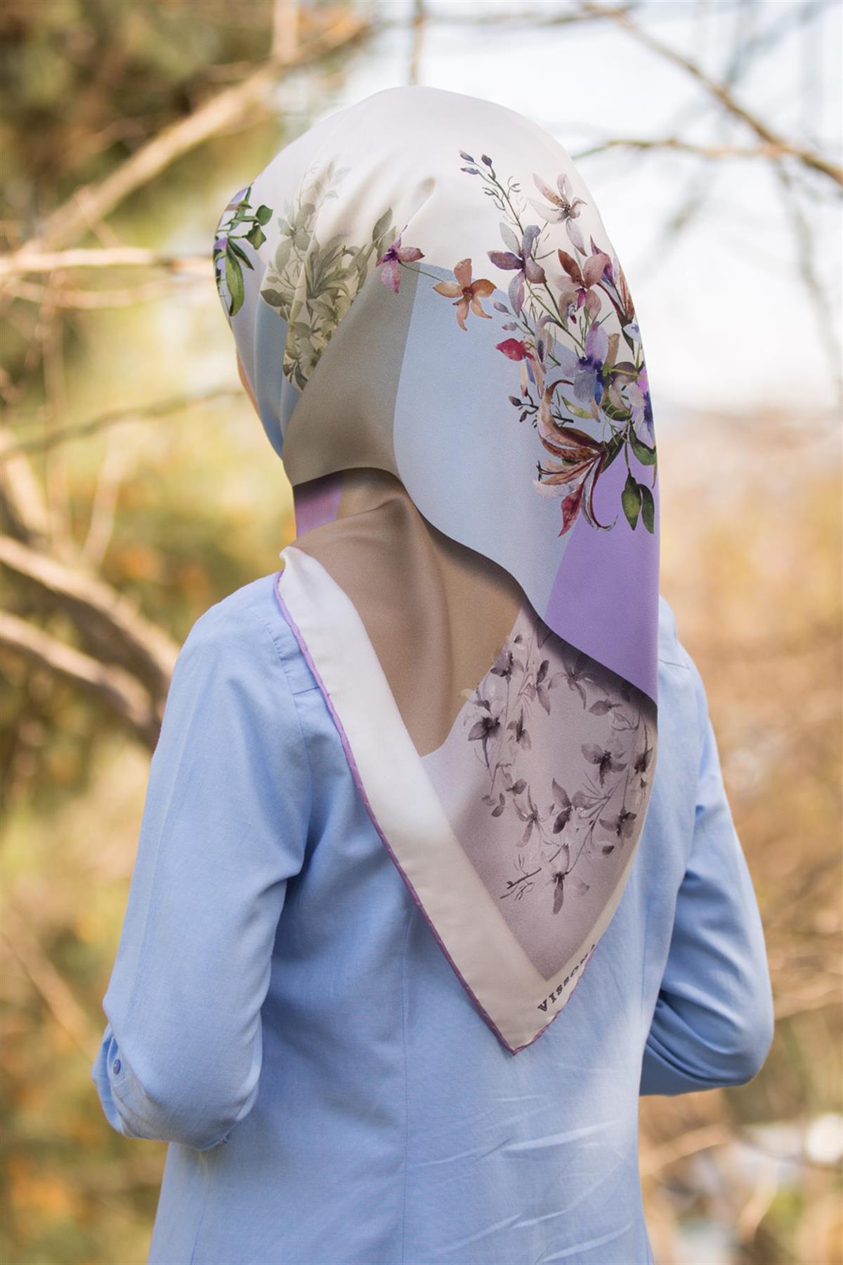 %100 Twill İpek Kareli Ve Çıtır Çiçek Desenli Lila - Bej Renkli 90x90 Eşarp Dikim Şekli : El Dikişi