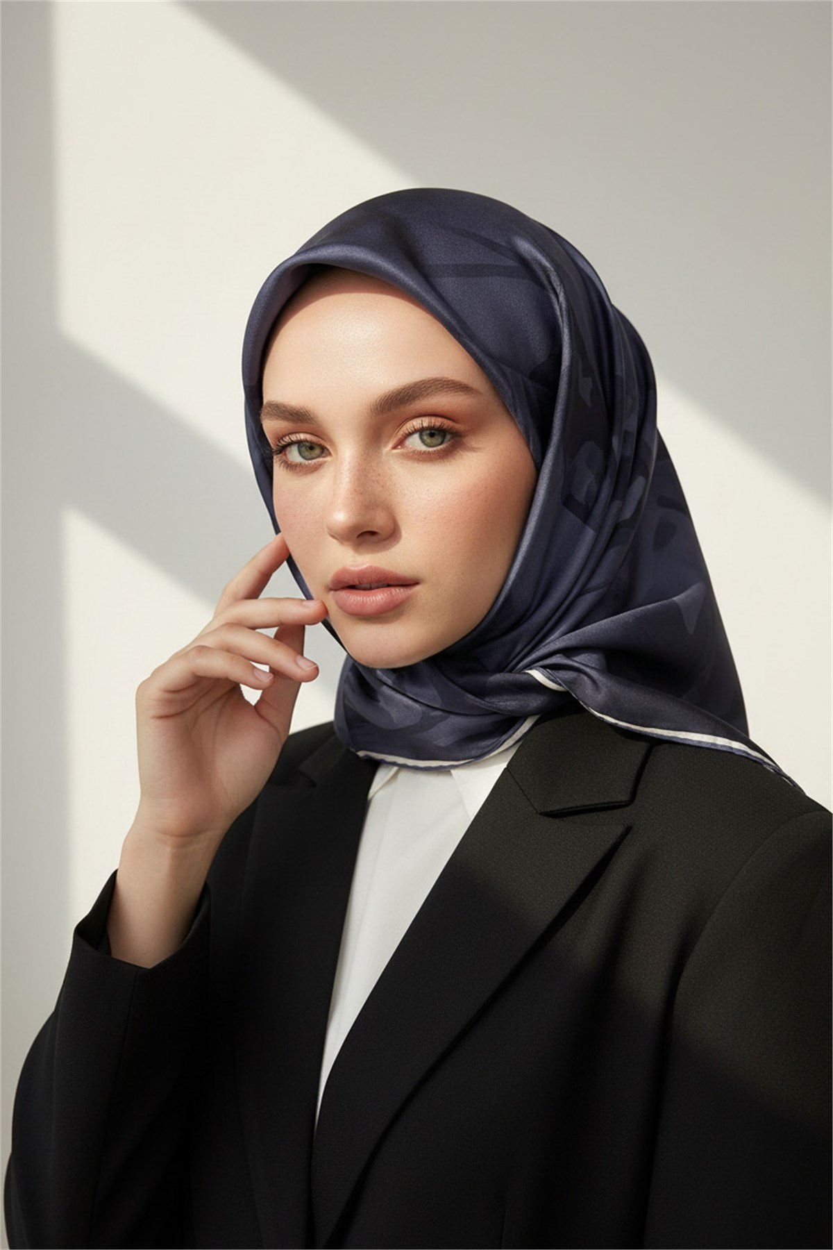 100% Twill İpek Çiçek Desenli Füme Renkli 90x90 Dikim Şekli : El Dikişi Eşarp