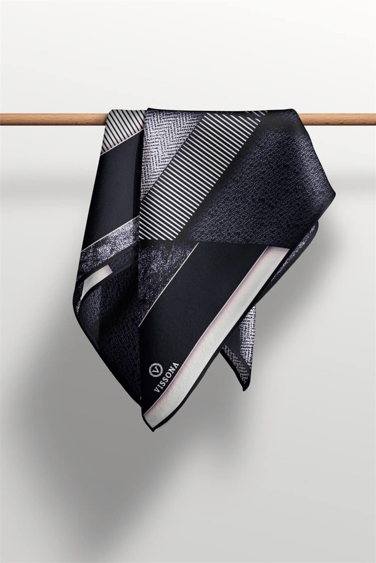 %100 Twill İpek Dokulu ve Geometrik Desenli Siyah - Kremi Renkli 90x90 Eşarp Dikim Şekli : El Dikişi