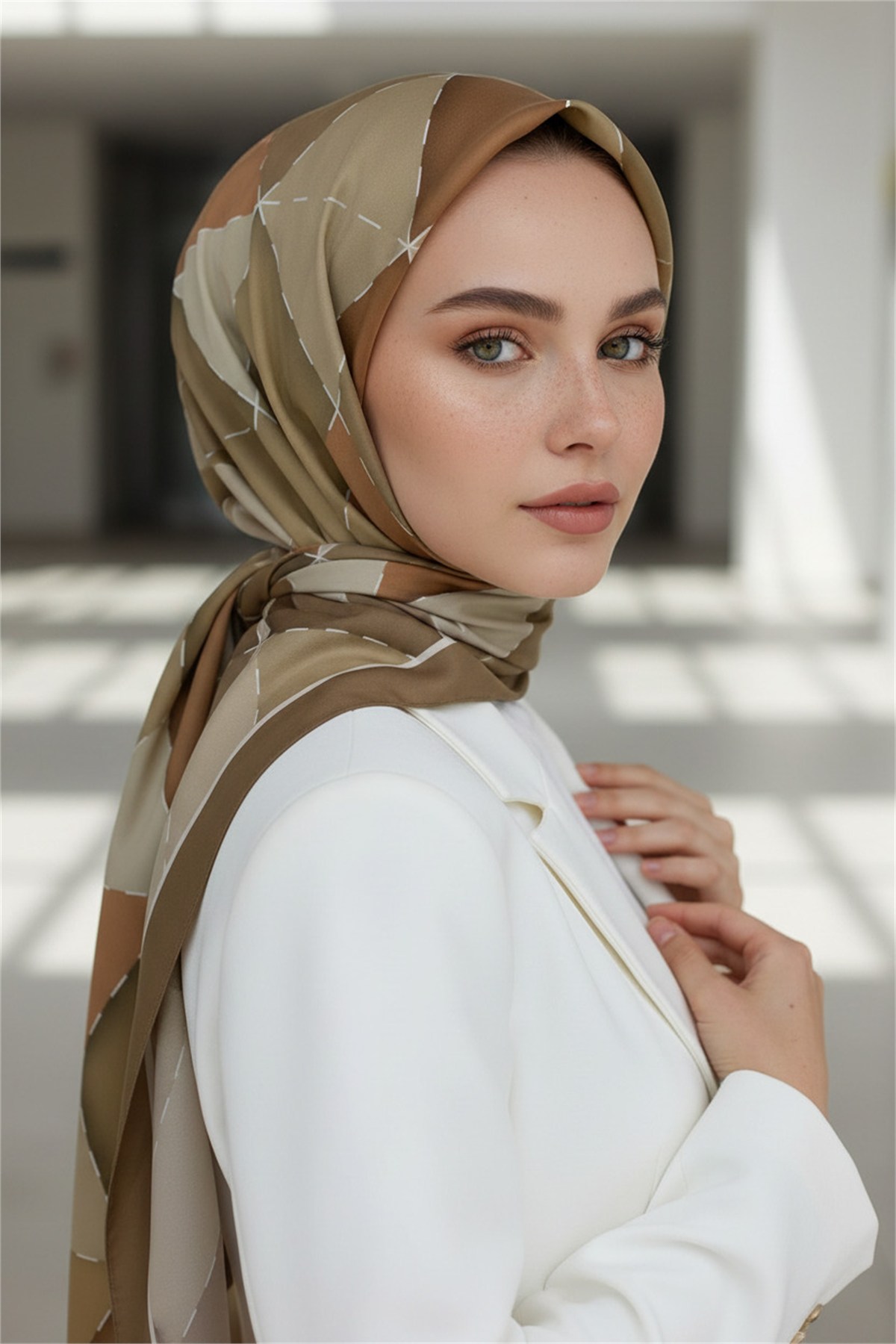 KREP ÜÇGEN YAMA DESENLİ VİZON RENKLİ 75X195 KIRIŞMAZ ŞAL