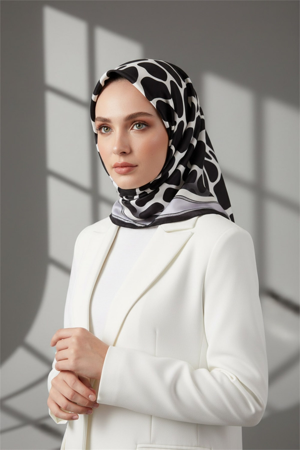 Kristal Taş Desenli Gümüş Renkli 90x90 Eşarp (İpek İçermez) Dikim Şekli : El Dikişi