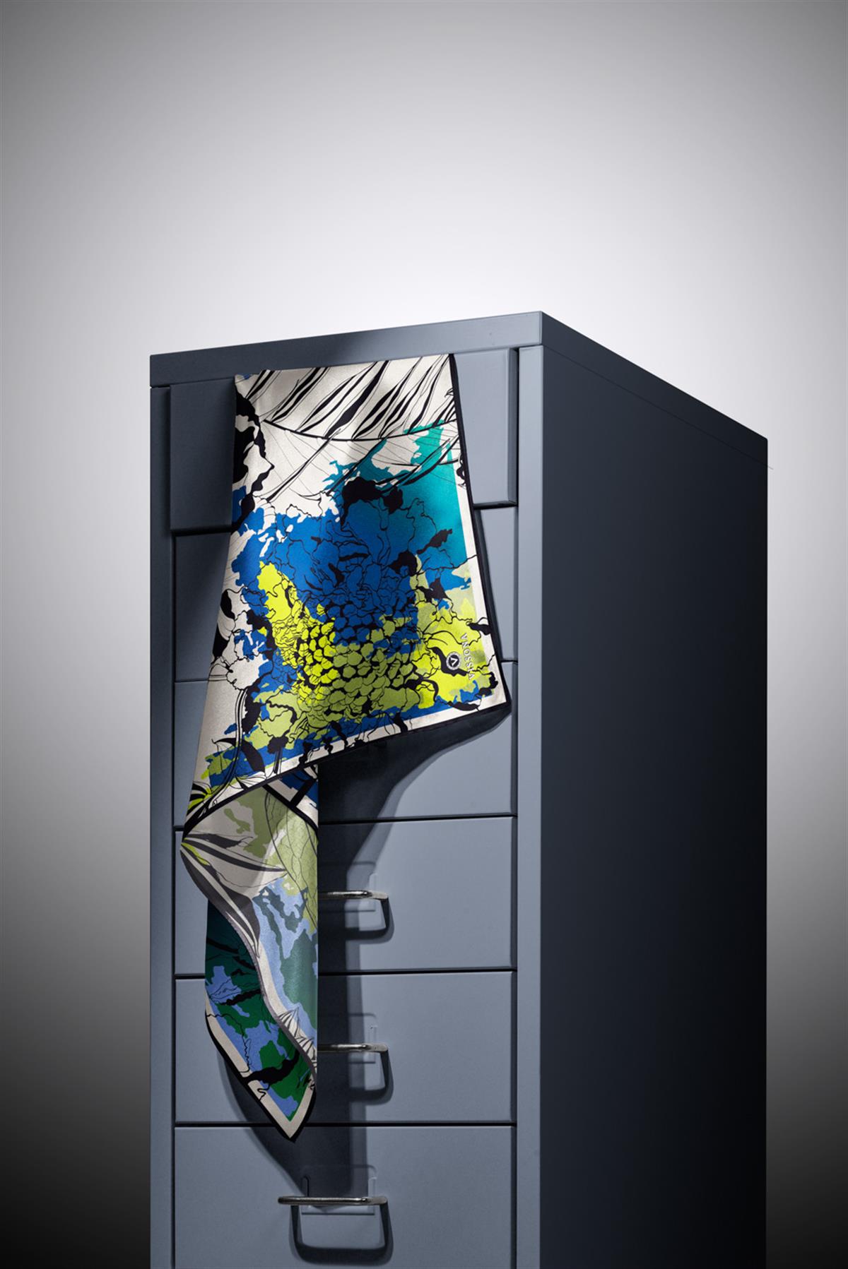 %100 Twill İpek Yaprak Desenli Lacivert - Haki Renkli 90x90 Eşarp Dikim Şekli : El Dikişi