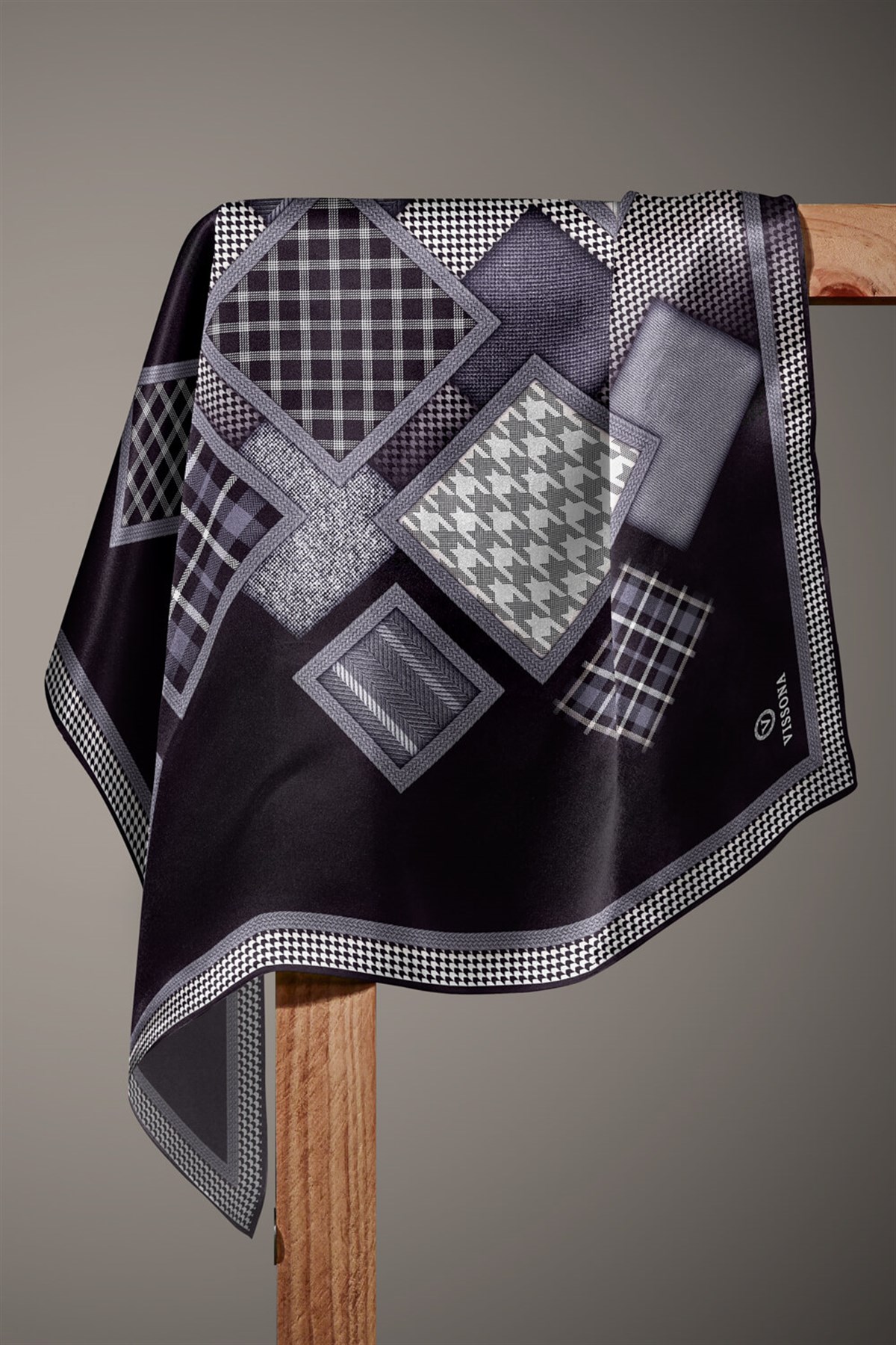 %100 Twill İpek Kazakayaklı Ve Ekose Desenli Siyah - Gri Renkli 90x90 Eşarp Dikim Şekli : El Dikişi
