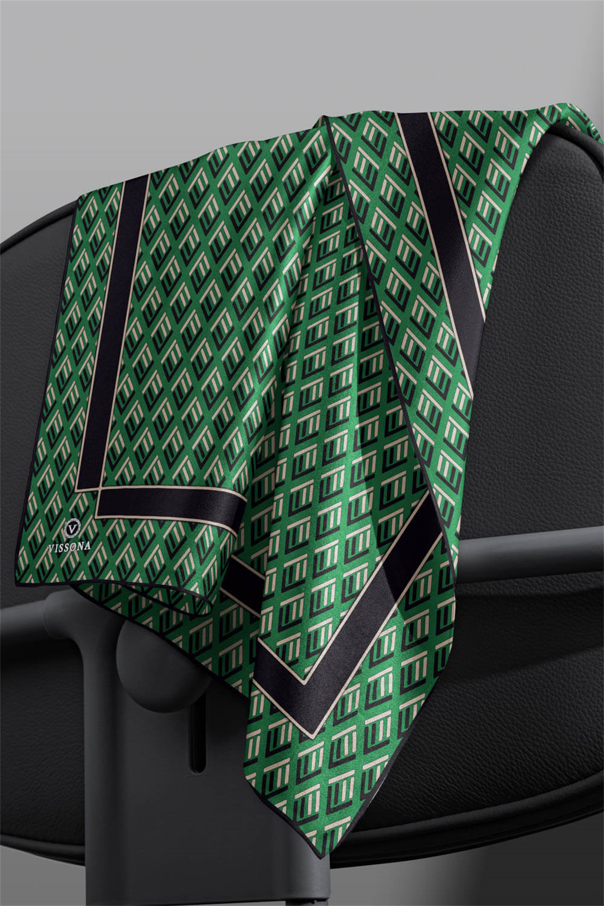 % 57 İPEK % 43 VİSKON Twill İpek Geometrik Desenli Zümrüt Yeşili - Siyah Renkli 90x90 Eşarp Dikim Şekli : El Dikişi