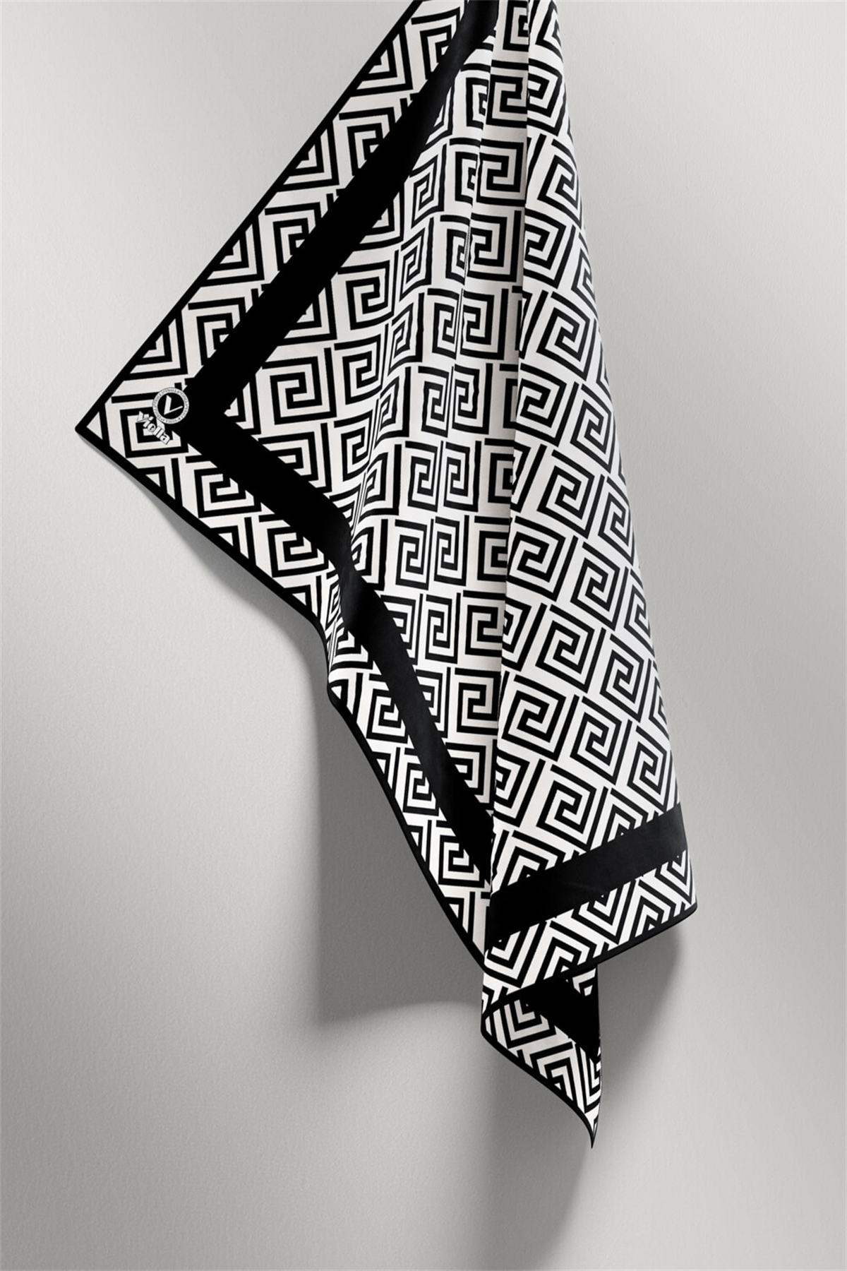 Twill Minimalist Desenli Siyah Renkli 90x90 Eşarp (İpek İçermez) Kenar Dikiş Şekli El Dikişli