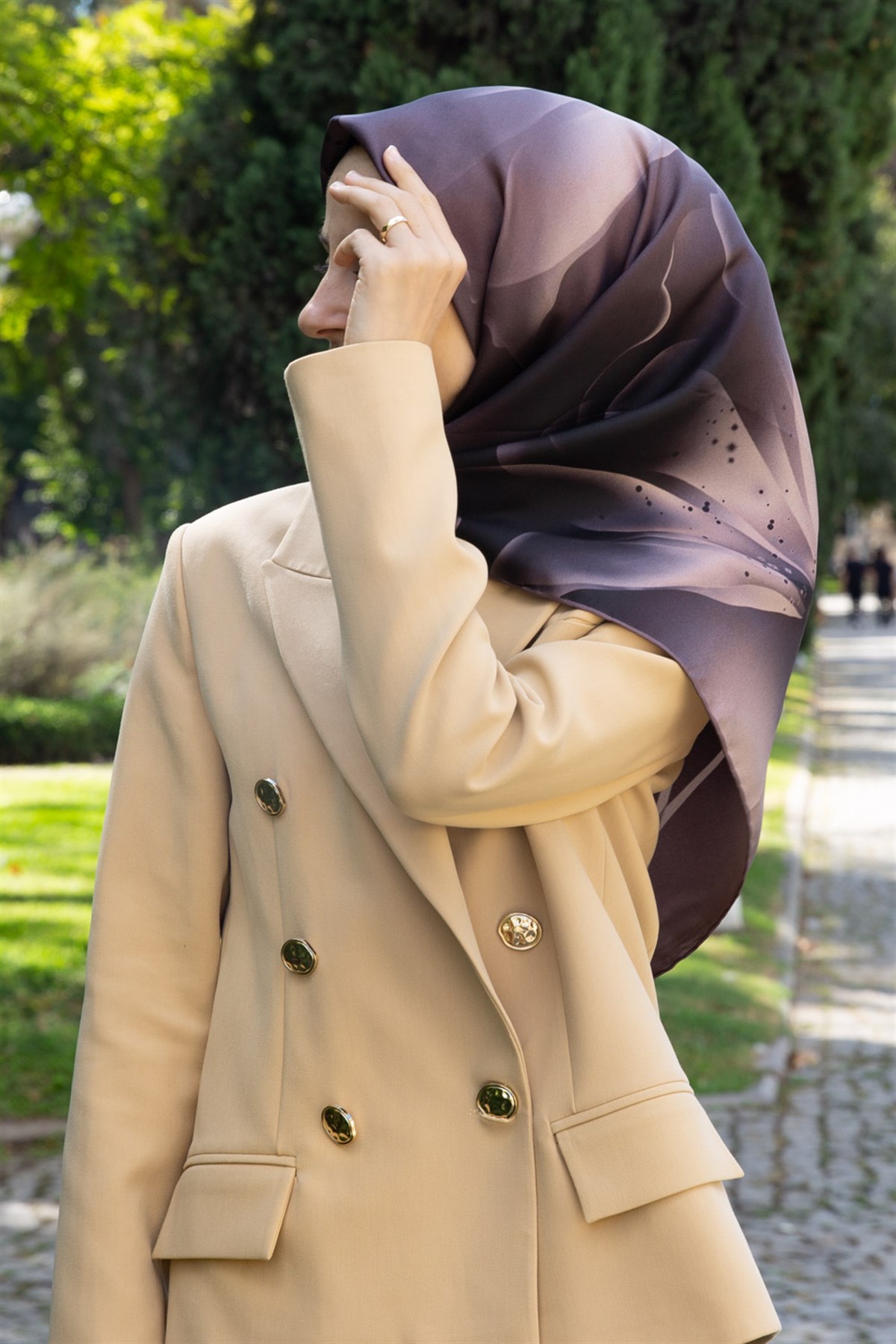 %100 Twill İpek Çiçek Desenli Vizon Renkli 90x90 Eşarp Dikim Şekli : El Dikişi