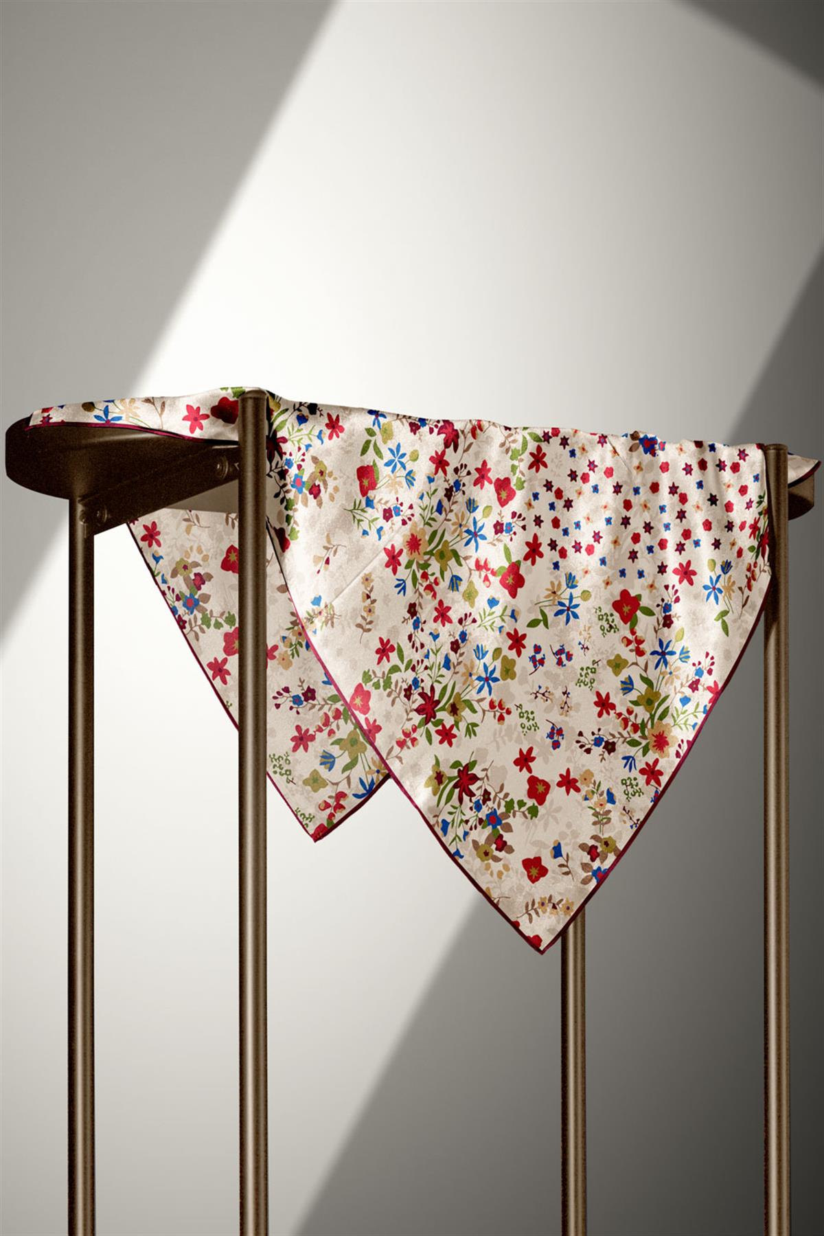 %100 Twill İpek Çıtır Çiçek Desenli Krem - Bordo Renkli 90x90 Eşarp Dikim Şekli : El Dikişi